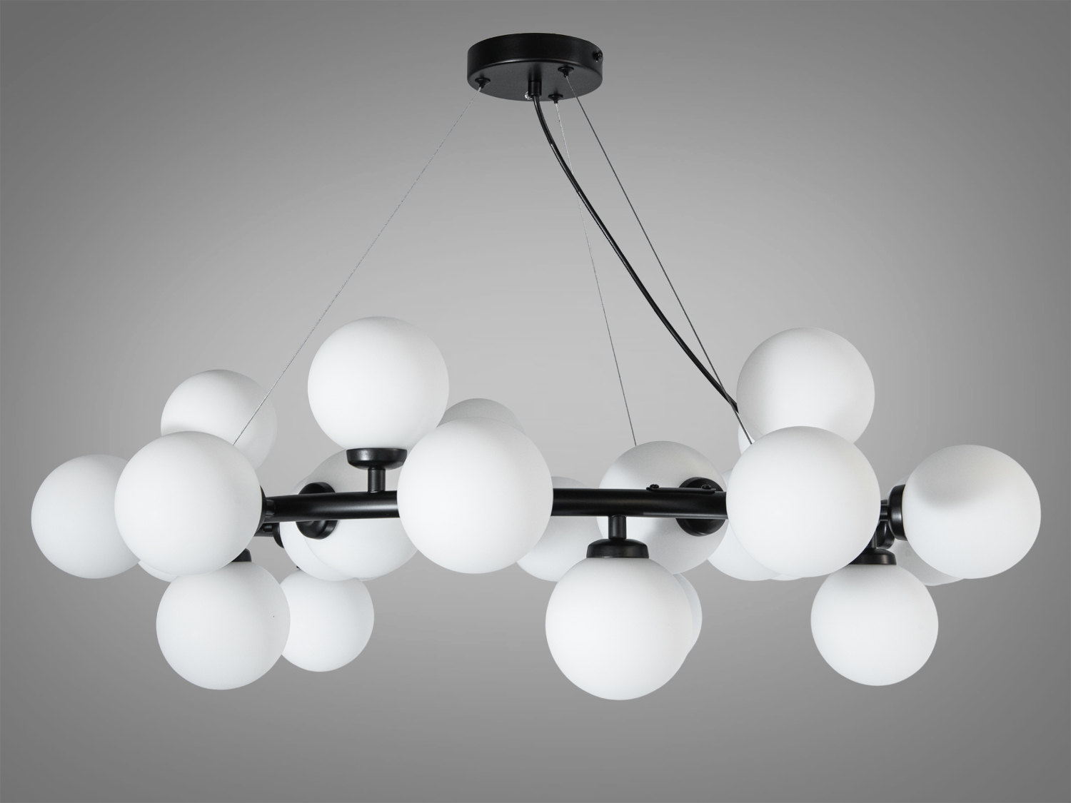 Стильна люстра з білими кулястими плафонами на чорному каркасі. Підходить для освітлення великих приміщень завдяки розгалуженій конструкції.