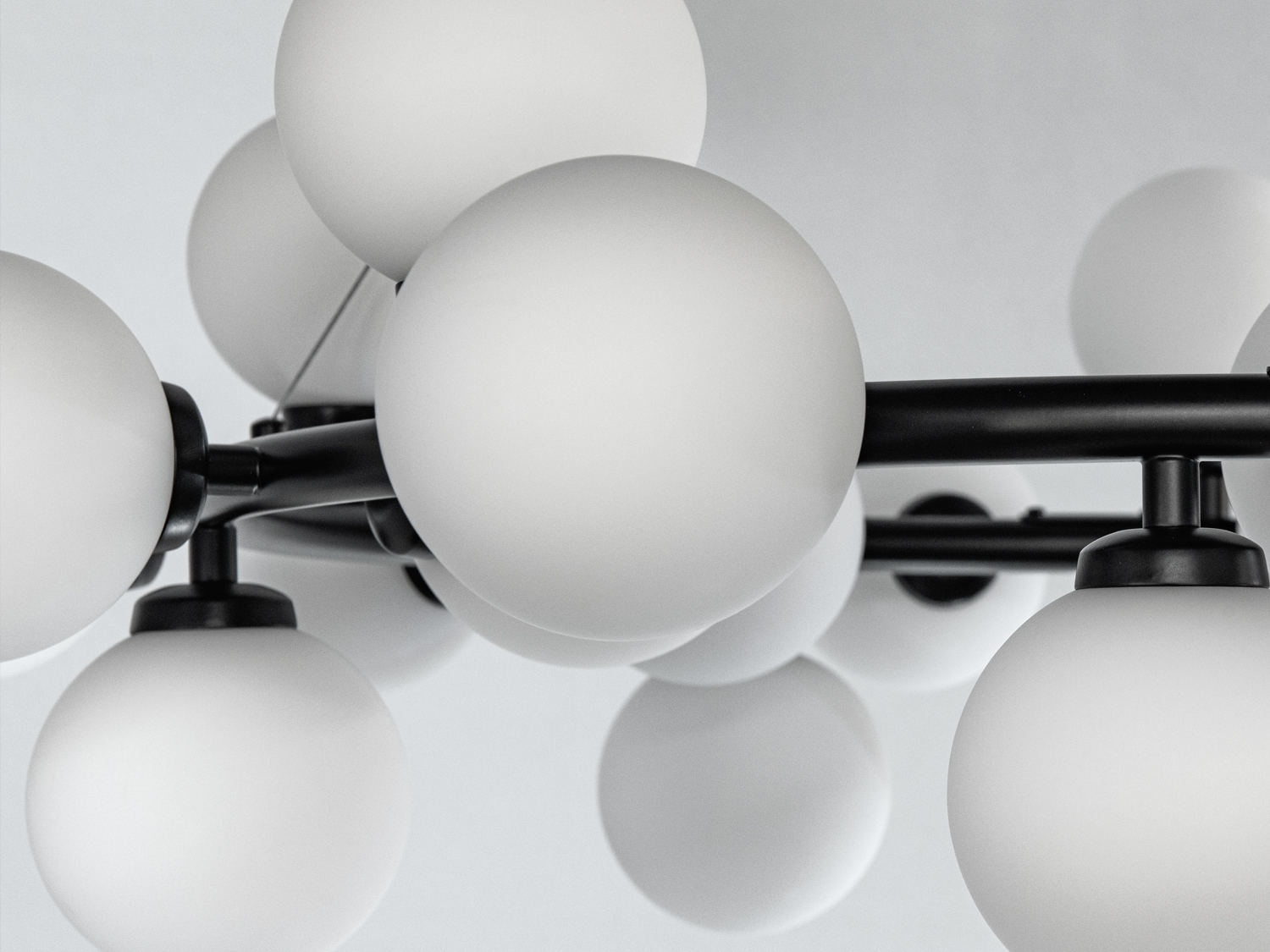 Детальний вигляд люстри з білими матовими плафонами на чорному каркасі. Ідеально підходить для сучасних інтер’єрів з мінімалістичним дизайном.