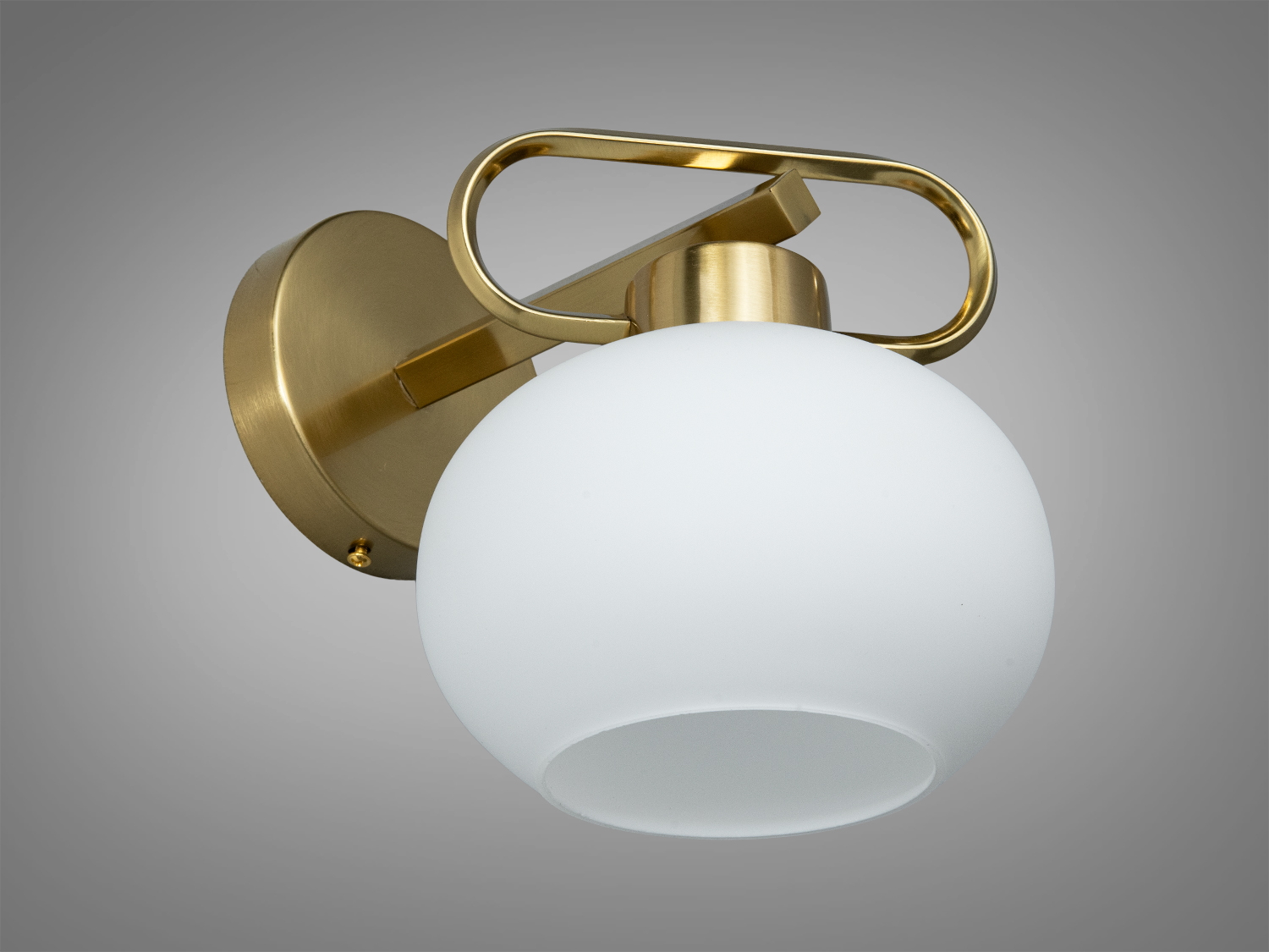 Настінний світильник з білим матовим плафоном і декоративною латунною ручкою. Ідеально для мінімалістичного інтер’єру.