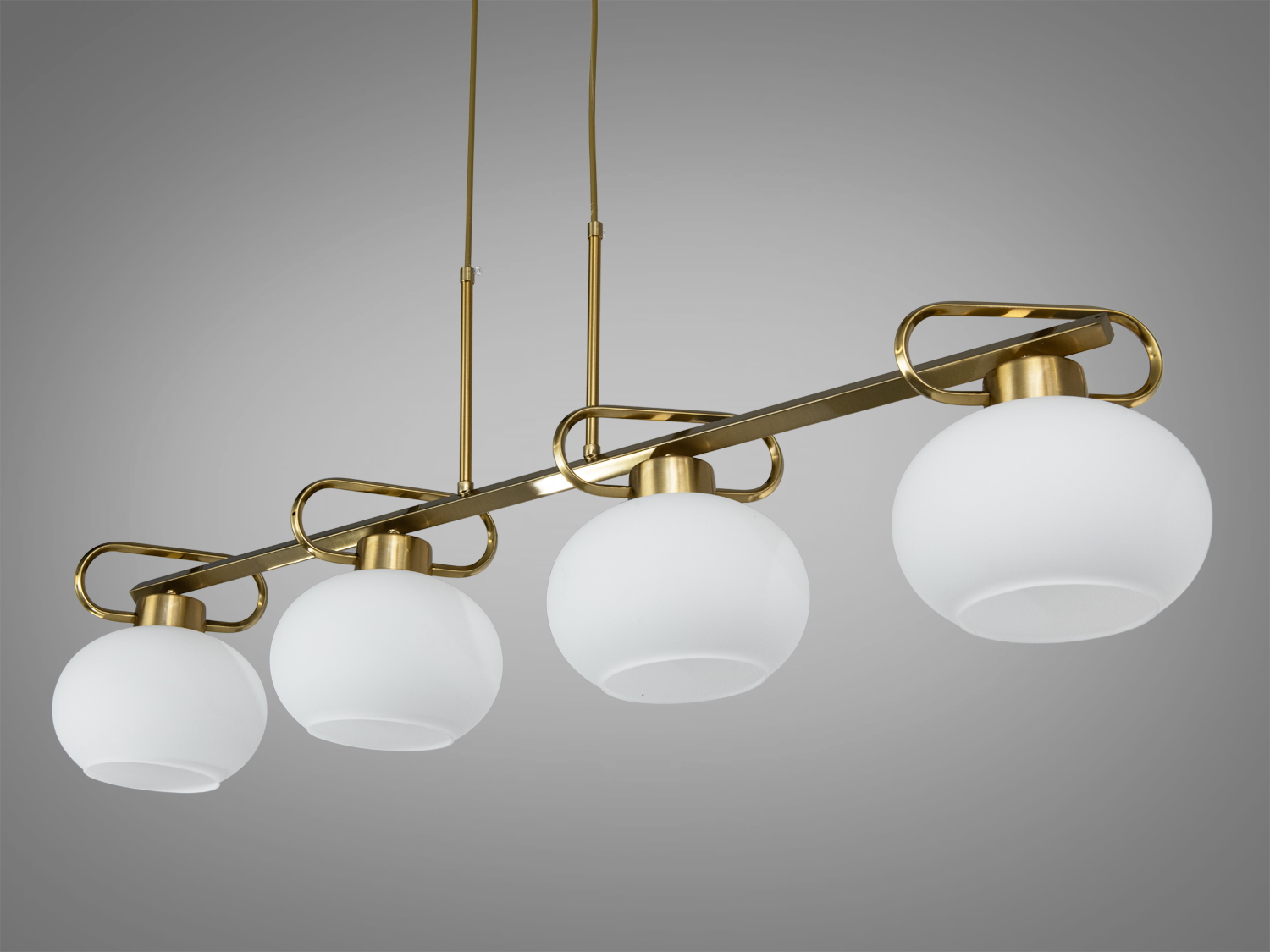 Світильник з чотирма білими кулястими плафонами, закріпленими на золотистій рейці, ідеальний для освітлення кухні або їдальні.