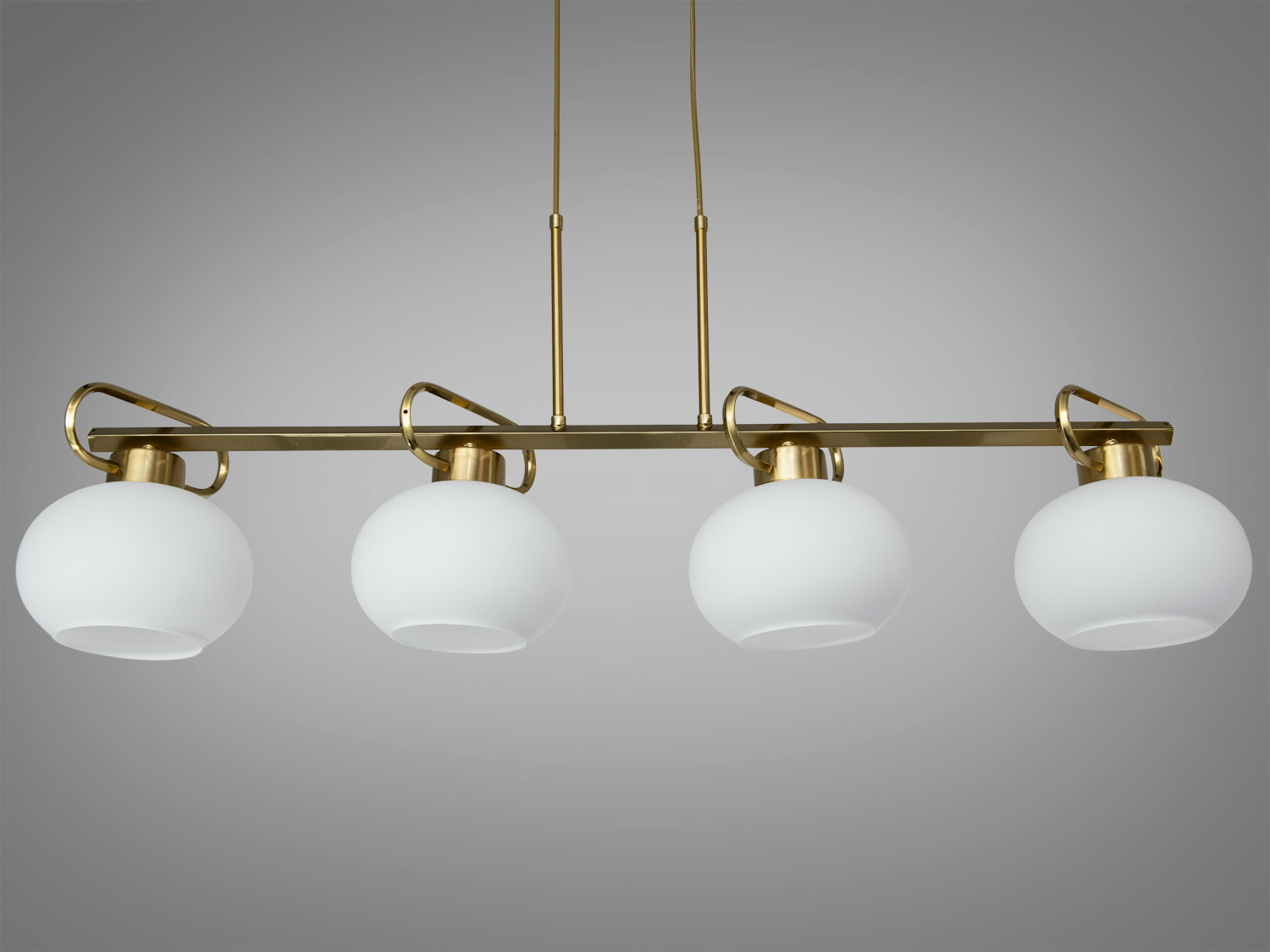 Чотири білі плафони на золотистій підвісній конструкції, підходять для освітлення вітальні, створюючи затишну атмосферу.