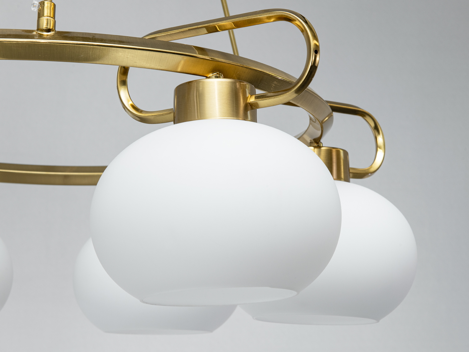 Підвісна люстра Diasha Лофт бронза шість матових білих плафонів сучасний дизайн