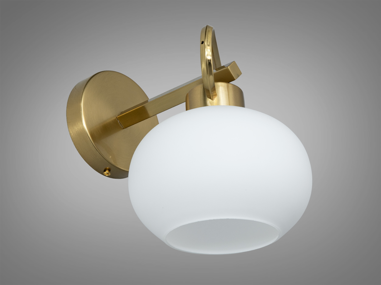 Настінний світильник лофт з бронзовою основою і матовим скляним плафоном у формі кулі для м′якого локального освітлення.