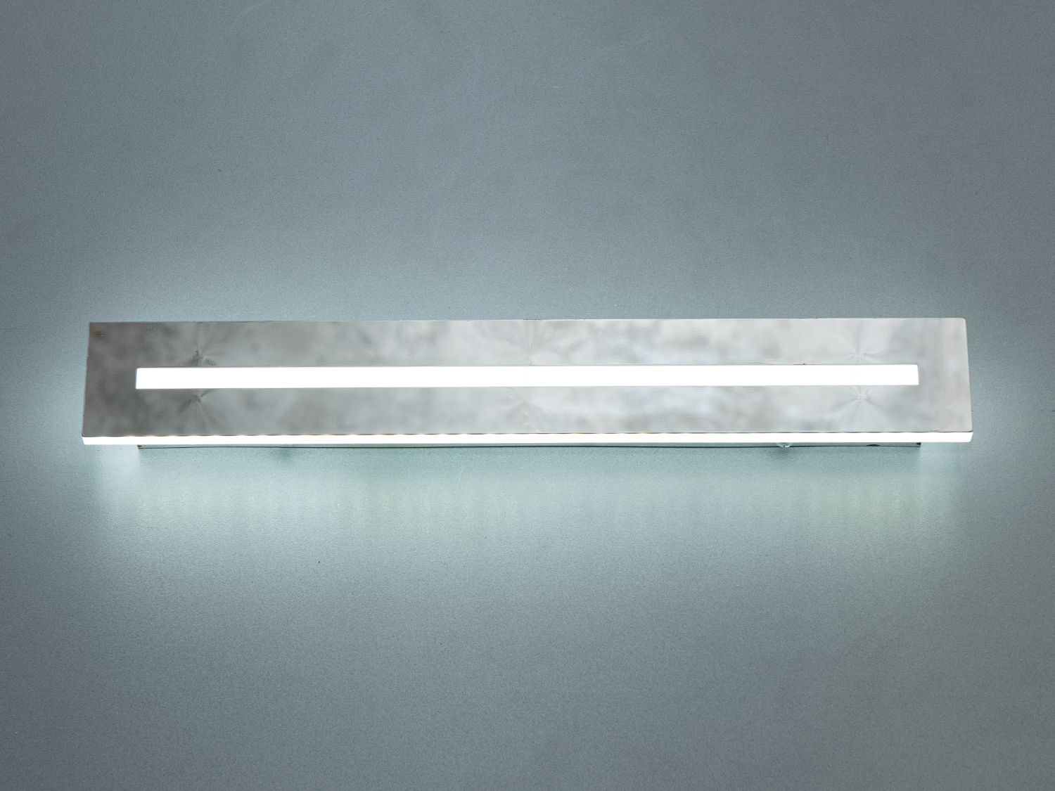Сучасний світлодіодний світильник планка на 40 ват приваблює своєю чіткою, простою формою та ефективним освітленням. Він є втіленням унікальності у світі освітлювальних приладів, завдяки своєму стриманому дизайну та інноваційним функціям.
Лаконічність форми світильника в поєднанні з м'яким, рівномірно розсіяним світлом, яке виходить з акрилового міцного розсіювача, робить його ідеальним для використання у різноманітних інтер'єрах. Він не просто освітлює простір, але й акцентує увагу на особливих деталях інтер'єру, таких як дзеркала, картини, стінні ніші чи інші елементи декору, підкреслюючи їх красу та унікальність.
Світильник забезпечений регульованою колірною температурою через вимикач, дозволяючи користувачам вибирати оптимальний спектр освітлення для будь-якої діяльності, чи то робота в кабінеті, чи релакс у вітальні. Ця функція надає додаткову гнучкість і забезпечує можливість створення потрібної атмосфери у просторі.
Довговічність світлодіодів цього світильника забезпечує тривале та безперебійне використання, мінімізуючи необхідність у частій заміні ламп та знижуючи витрати на електроенергію. Комбінування енергоефективності, високоякісного світла та стильного дизайну робить цей світильник цінним додатком до будь-якого сучасного дому чи офісу.
Компактні розміри та простота монтажу роблять світильник 