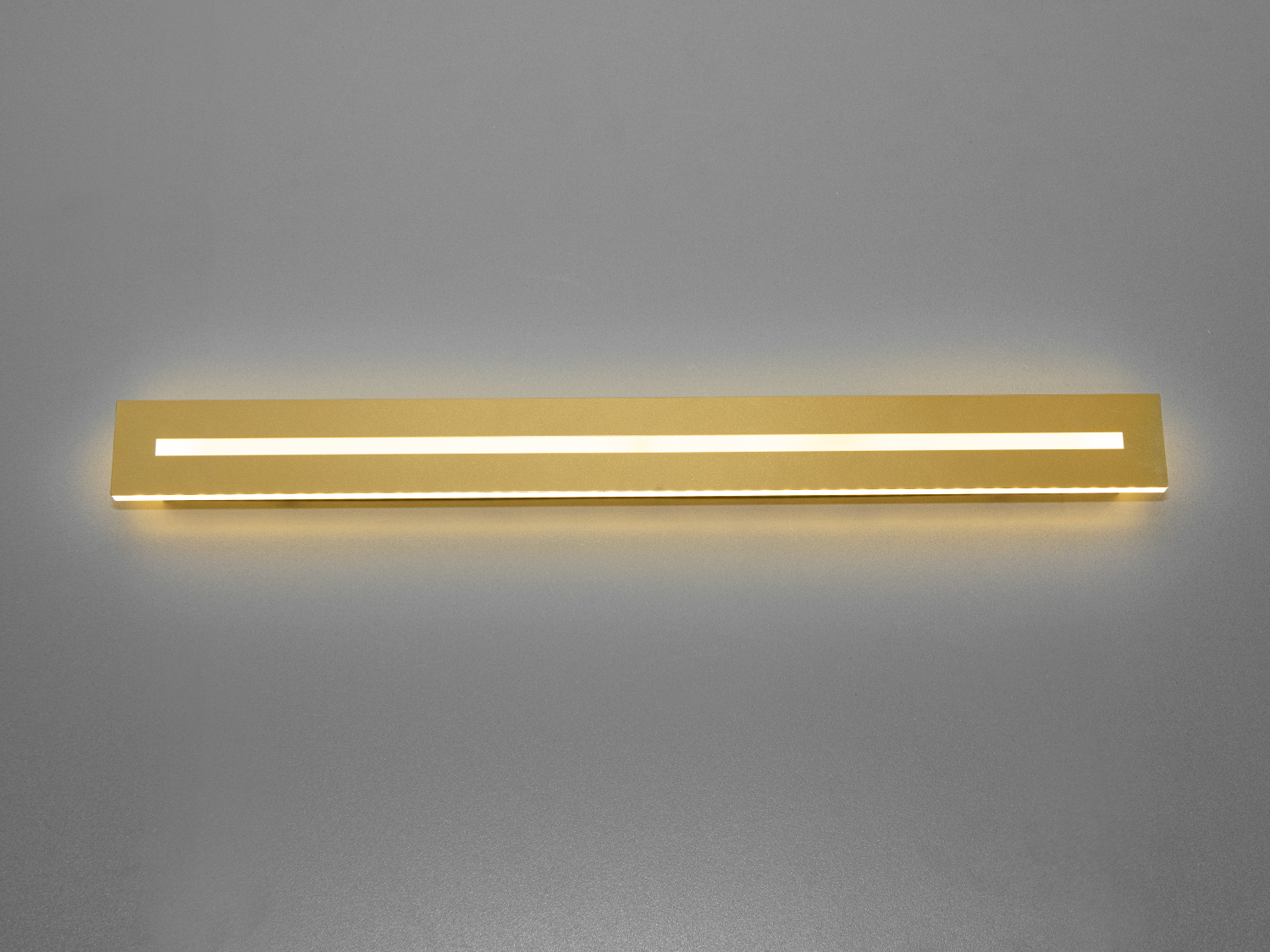 Перед вами світлодіодний світильник планка на 60 ват, який втілює в собі ідеал мінімалістичної естетики та функціональної практичності. Його унікальність криється в простоті ліній та чистоті світла, що робить його вишуканим доповненням до будь-якого сучасного простору.
Світлодіоди, що використовуються в цьому світильнику, забезпечують яскраве, але не різке світло, ідеальне для акцентного підсвічування дзеркал, картин, чи особливих деталей інтер'єру, при цьому підкреслюючи їхню красу. Завдяки регульованій колірній температурі, яку можна змінити просто через вимикач, цей світильник дозволяє створити ідеальну атмосферу для будь-якої діяльності, від розслабленого читання книги до зосередженої роботи в кабінеті.
Акриловий розсіювач, міцний та стійкий до подряпин, гарантує, що світильник збереже свій первинний вигляд на довгі роки, в той час як довговічність світлодіодів забезпечує тривале та надійне освітлення. Це не тільки знижує витрати на обслуговування та заміну, але й забезпечує стабільний внесок у екологічність та енергоефективність вашого дому чи офісу.
Цей світильник 