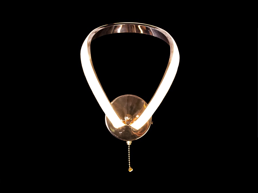 Вишукане настінне світлодіодне бра в вітальню використовується для читання та освітлення. Застосовується для спальні, зали, вітальні, коридору.
За допомогою вимикача можна змінювати колірну температуру світильника: теплий 3200°К, нейтральний 4100°К, холодний 6000°К. Колірна температура перемикається простим вимкненням-включенням світильника, як з настінного вимикача, так і шнурком на самому бра.
Завдяки сучасним світлодіодним технологіям, бра економічно споживає енергію, знижуючи витрати на електроенергію та впливаючи на екологічну стійкість домогосподарства.
Кріпиться до стін будь-якого типу універсальним кріпленням на монтажну планку.