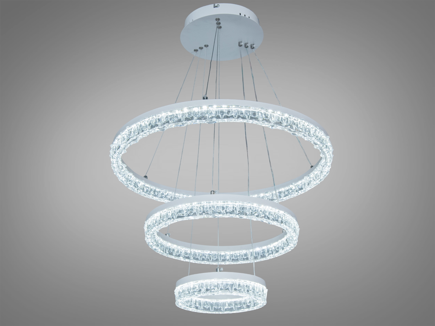 Світильник з трьома кільцями, підвісний монтаж, холодне світло, ідеальний для сучасних інтер’єрів.