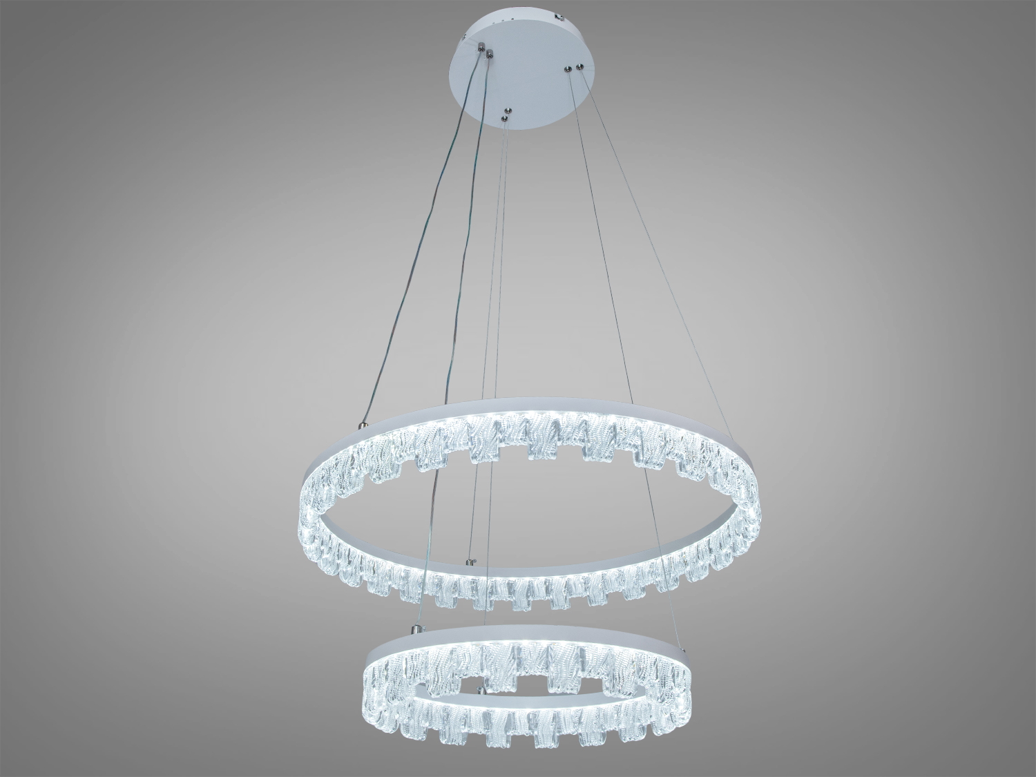 Підвісна люстра з двома кільцями, оснащена LED-освітленням холодного білого кольору, підходить для сучасних інтер’єрів.