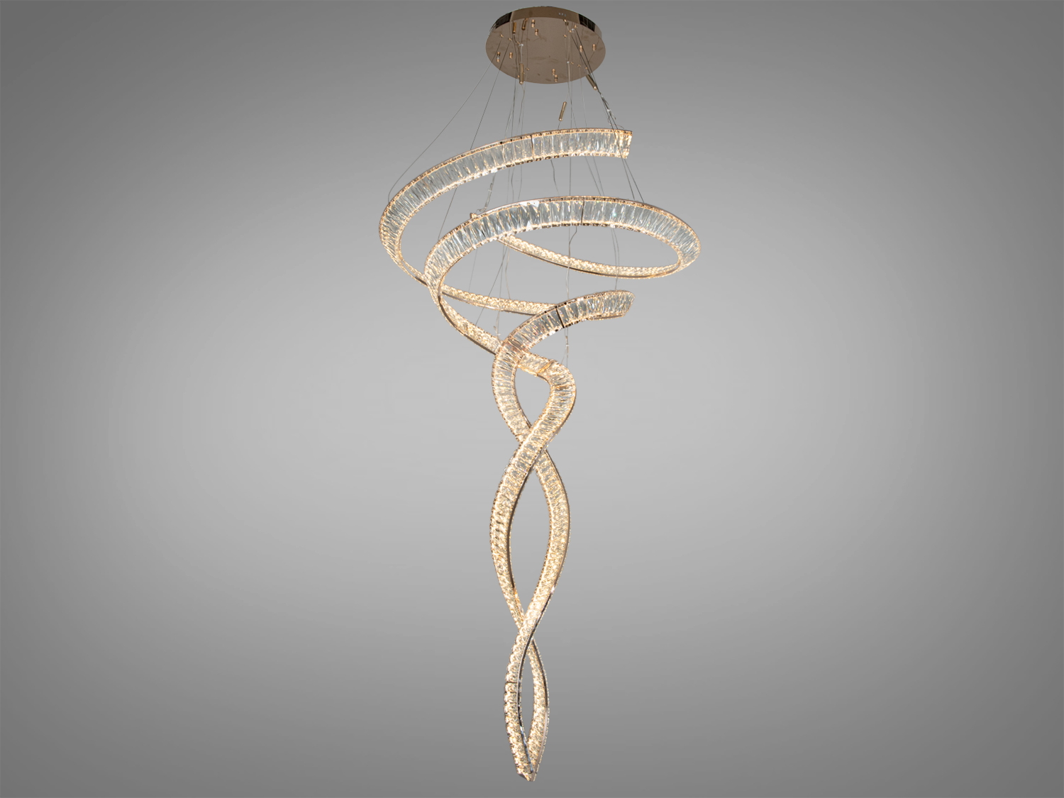 Люстра з витонченим спіральним дизайном, підвісний монтаж. Випромінює тепле світло, підходить для затишних приміщень.