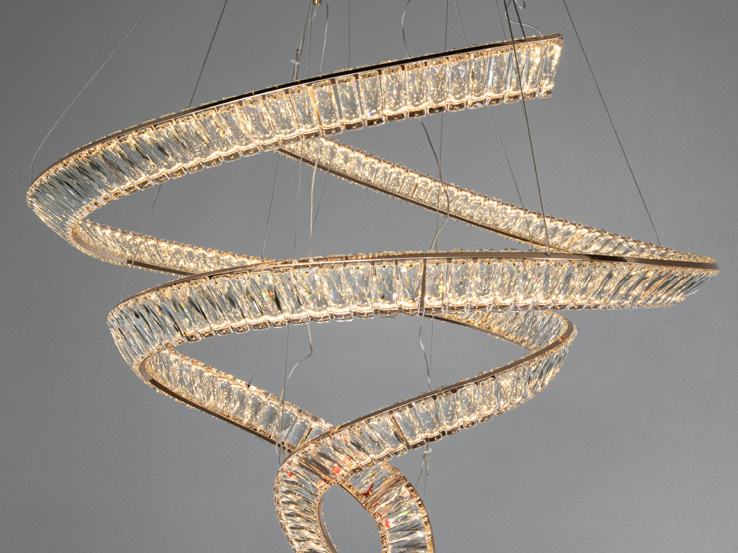 Люстра з криштальовими спіралями в золоті сучасний дизайн LED освітлення