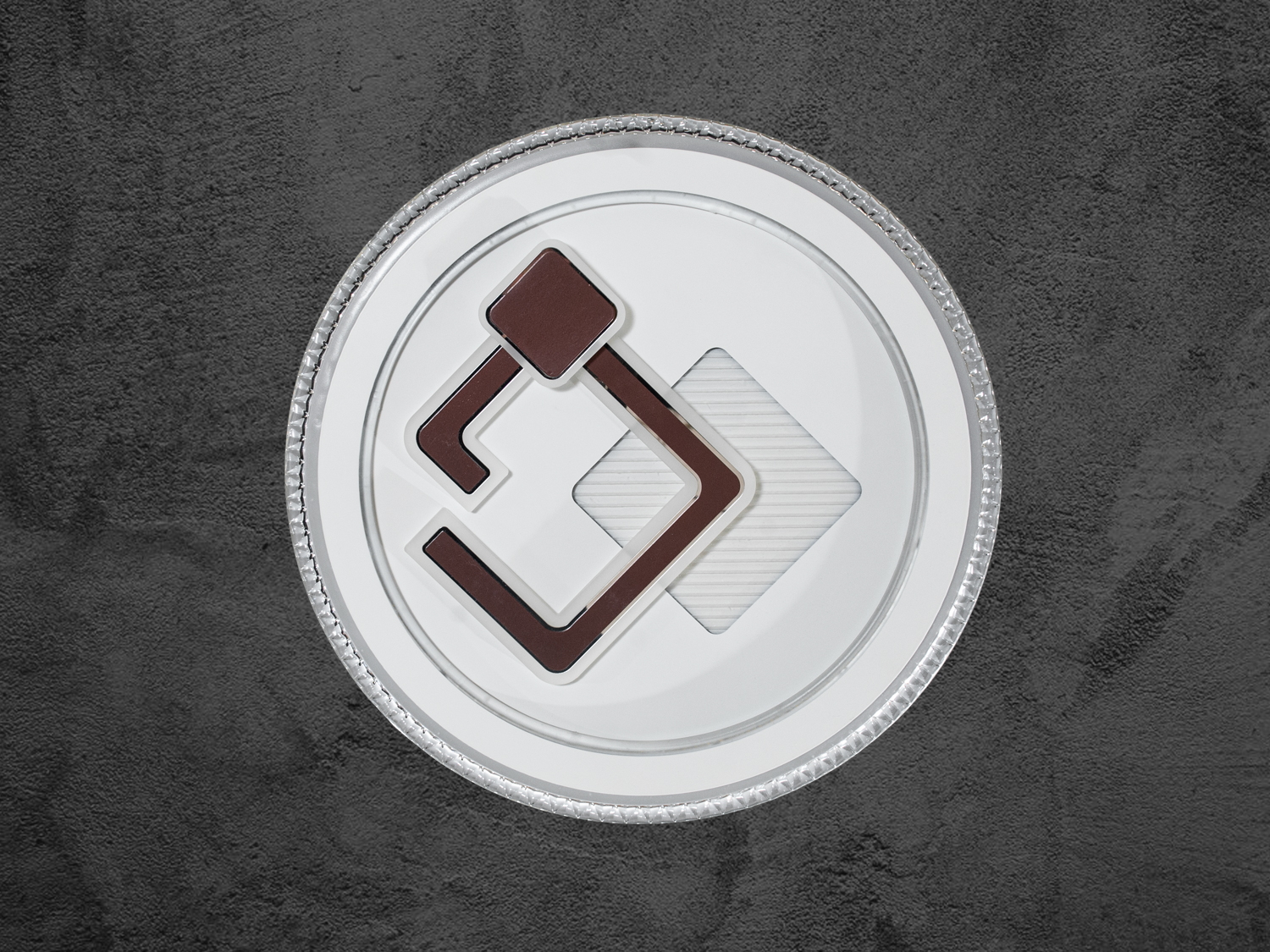 Круглий світильник з геометричним візерунком, виготовлений з металу та пластику. Призначений для сучасного інтер′єру.