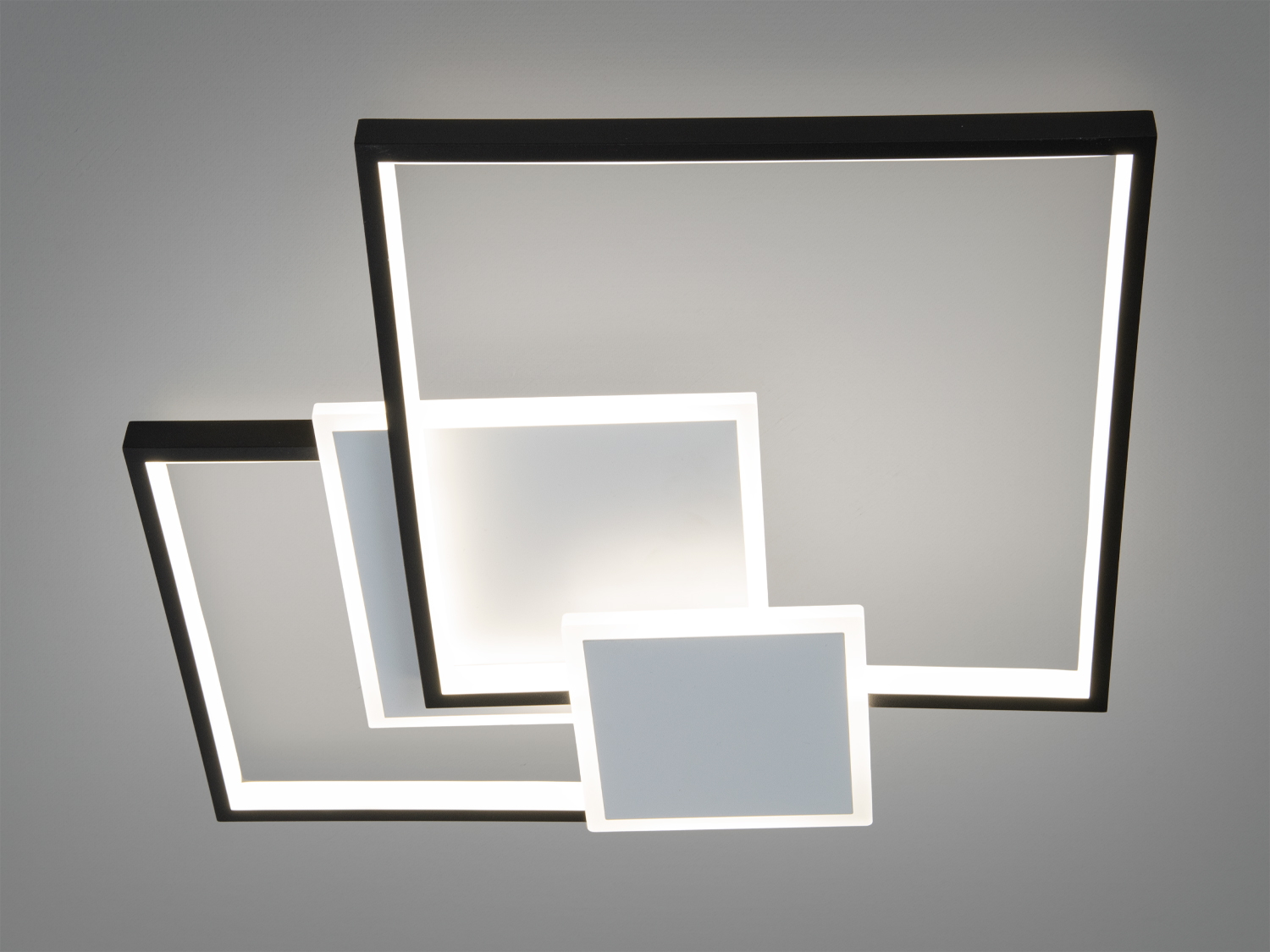 Стельовий світильник з трьома квадратними рамками, що перекриваються, створює сучасний стиль. Підходить для мінімалістичних інтер’єрів.