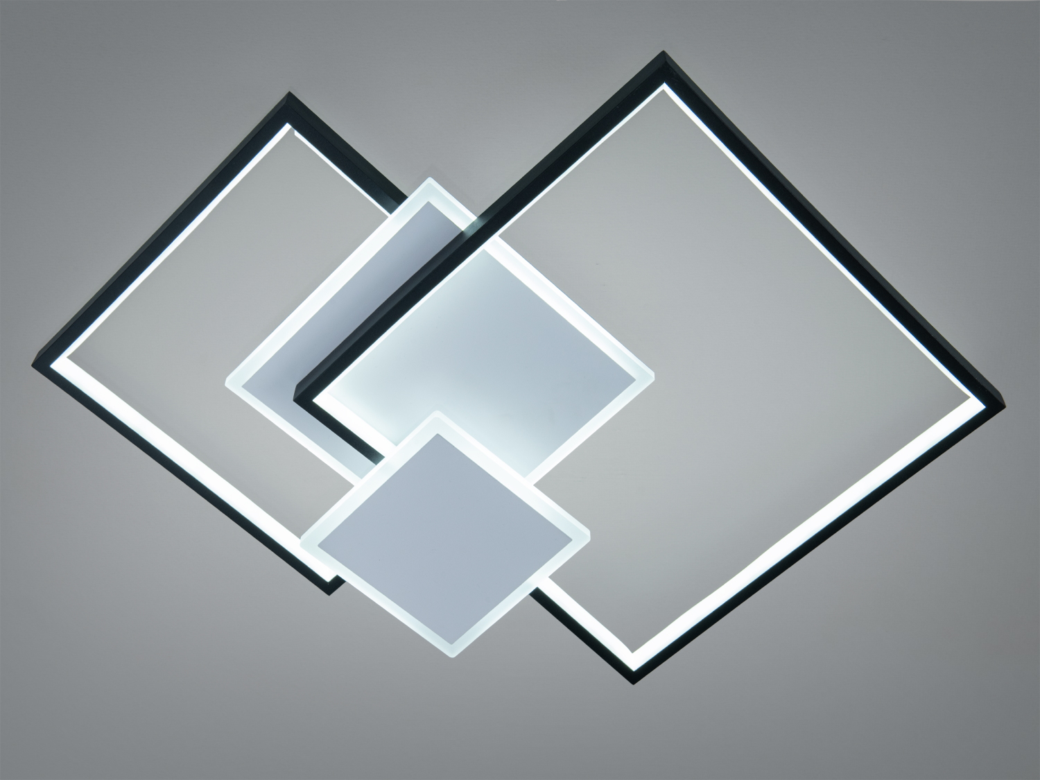 Сучасний світильник з трьома квадратними рамками, розташованими діагонально. Ідеальний для освітлення вітальні чи офісу.