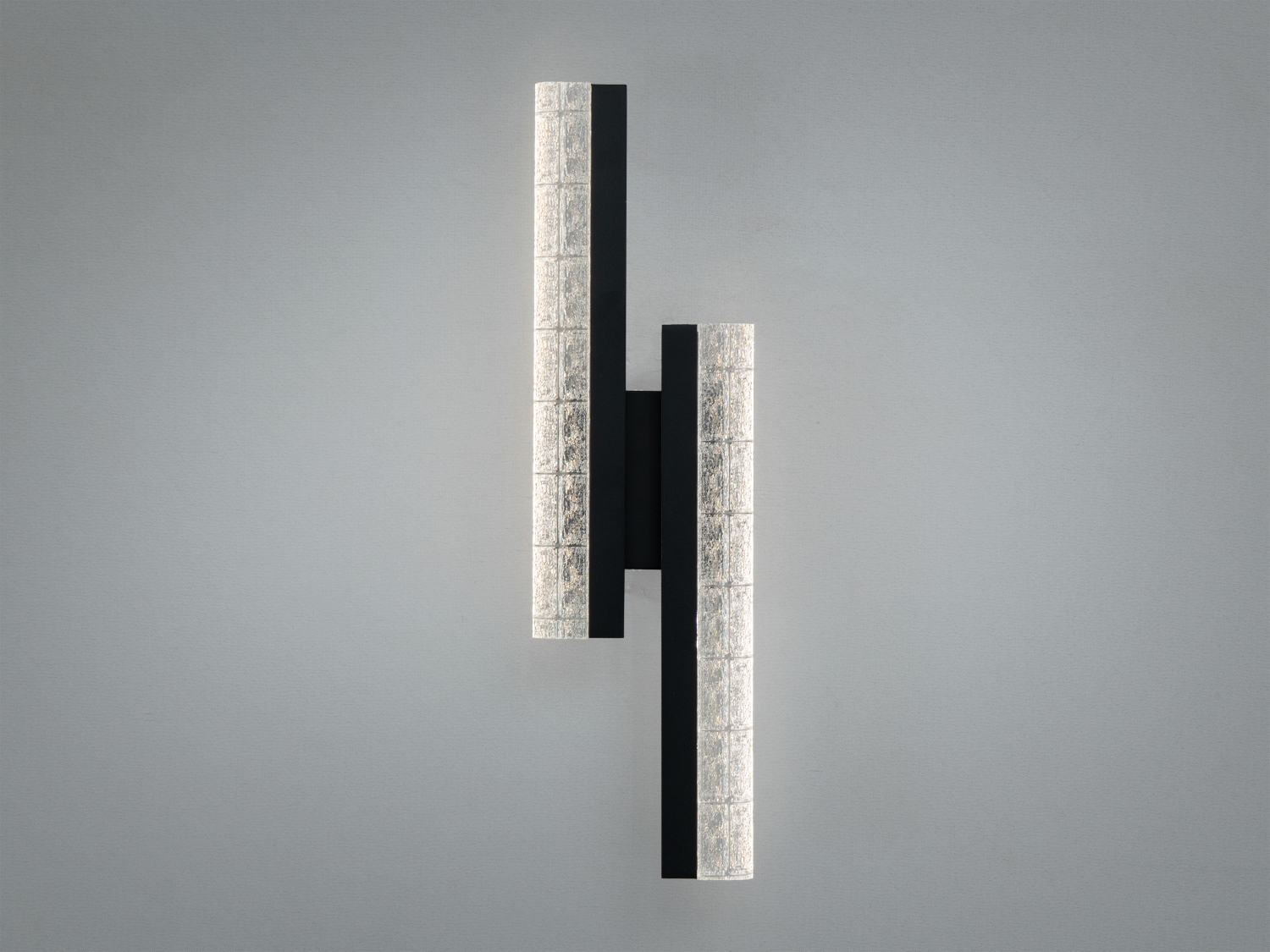 Вертикальний настінний світильник з чорним корпусом, скляні панелі з текстурою, ідеальний для акцентного освітлення.