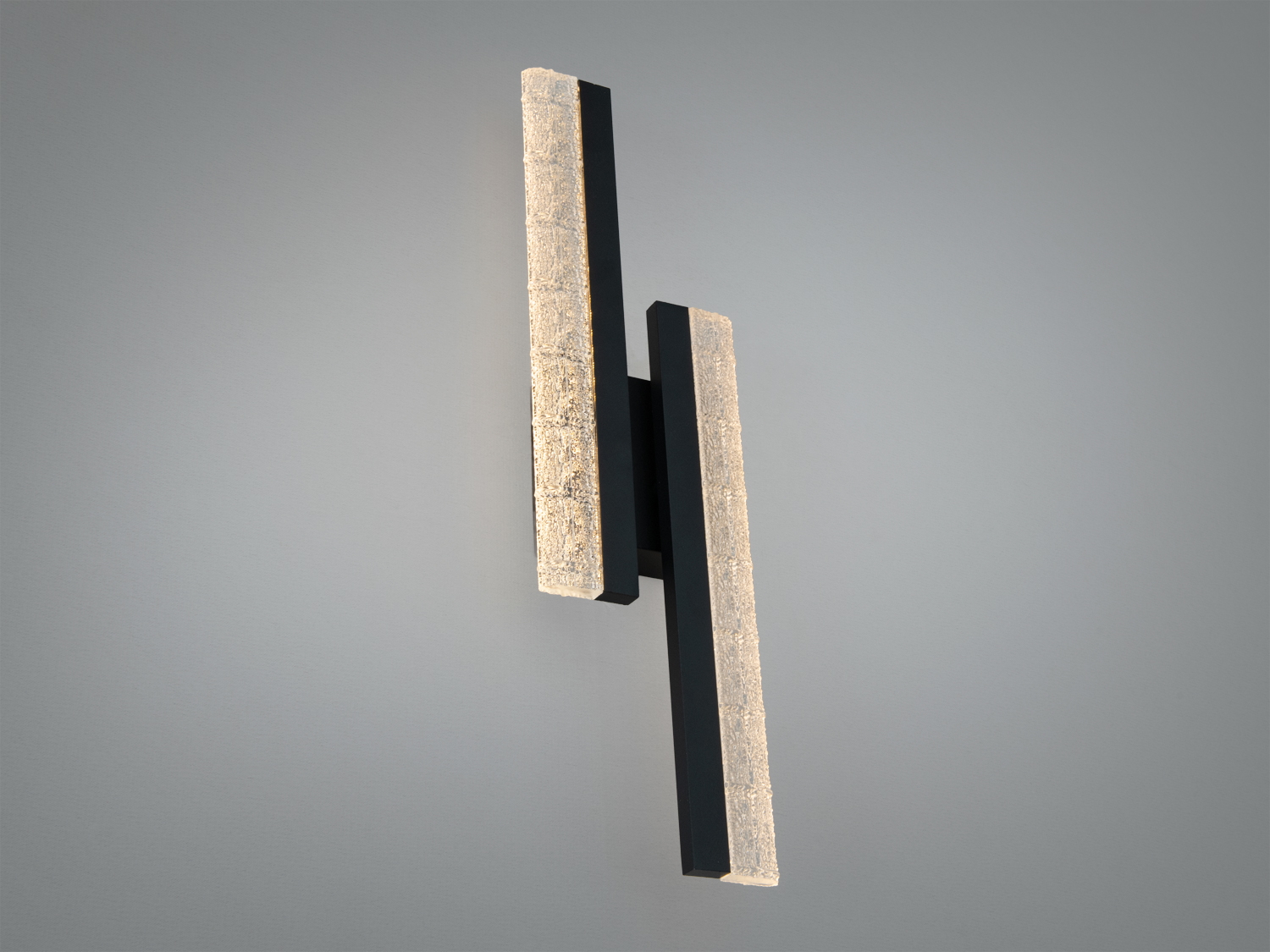 Настінний світильник з нахилом, чорний металевий корпус, скляні панелі, створює м′яке освітлення в інтер’єрі.