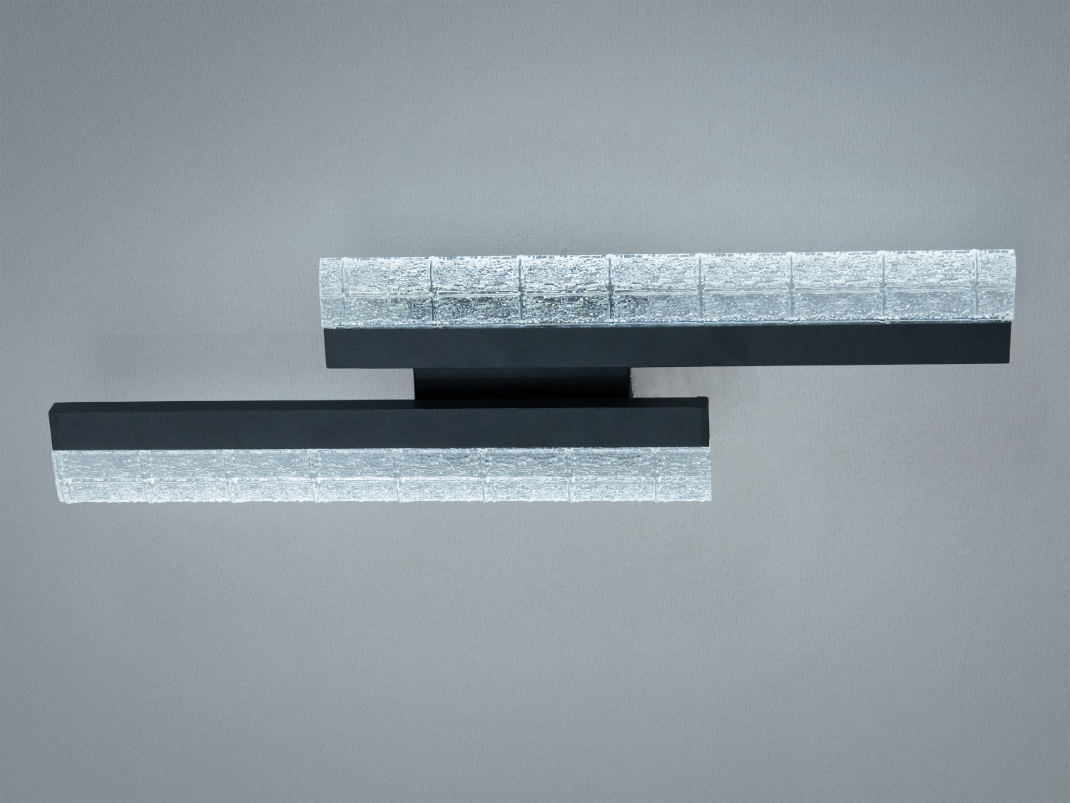 Світлодіодне бра Diasha MX3068 чорного кольору з двома скляними панелями створює м′яке світло для сучасних інтер′єрів. Ідеально для вітальні та коридору.