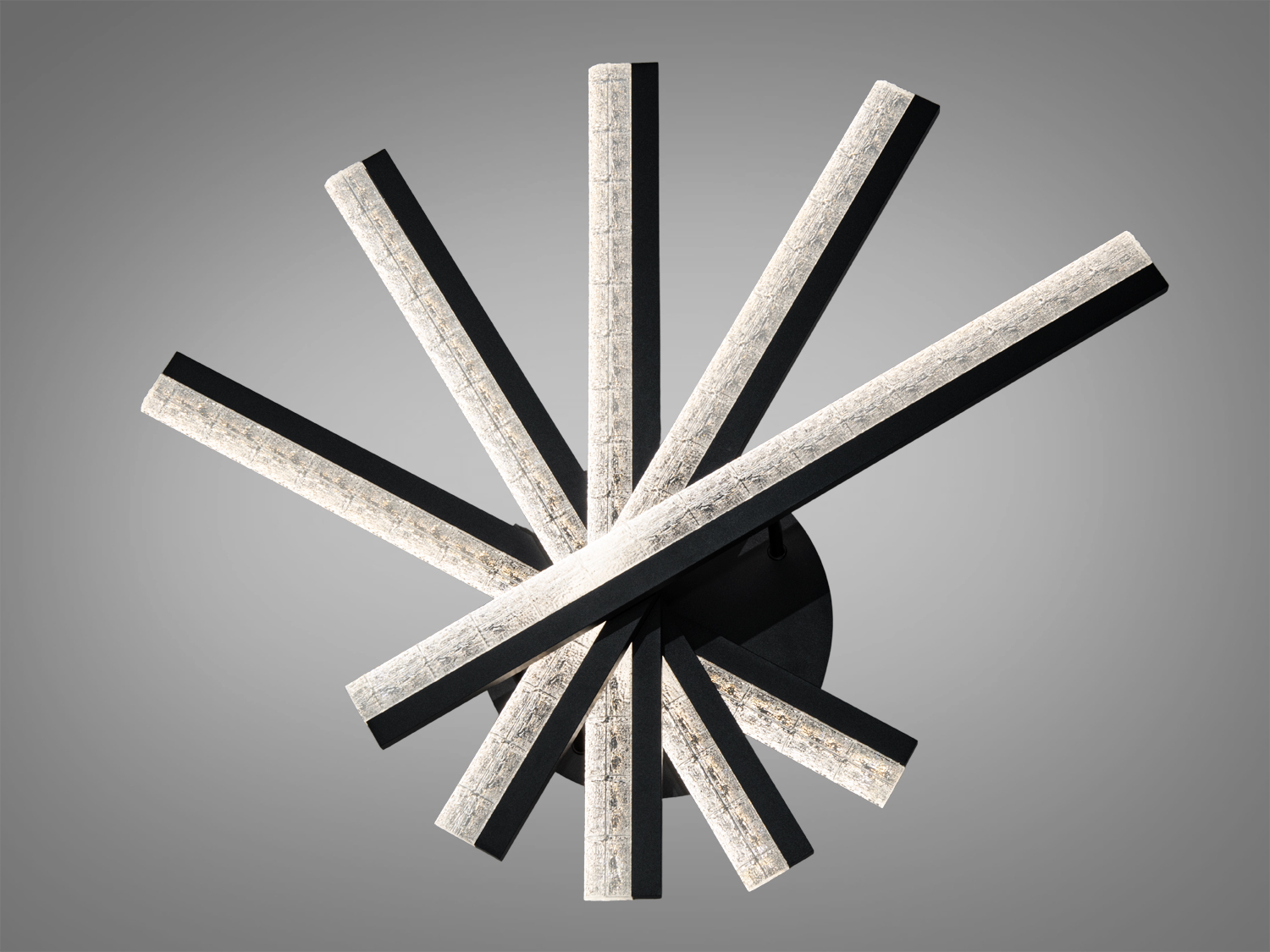 Декоративний світильник з текстурованими елементами. Підходить для мінімалістичних інтер’єрів.