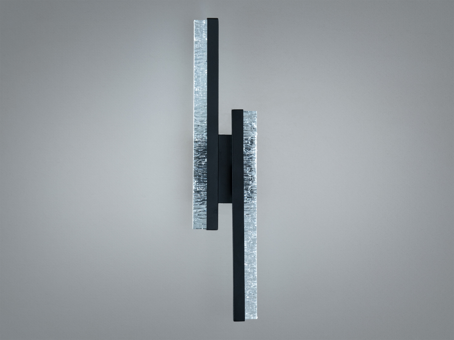 Настінний світильник з двома вертикальними панелями, без підсвічування. Чорний металевий корпус, ідеальний для мінімалістичного дизайну.