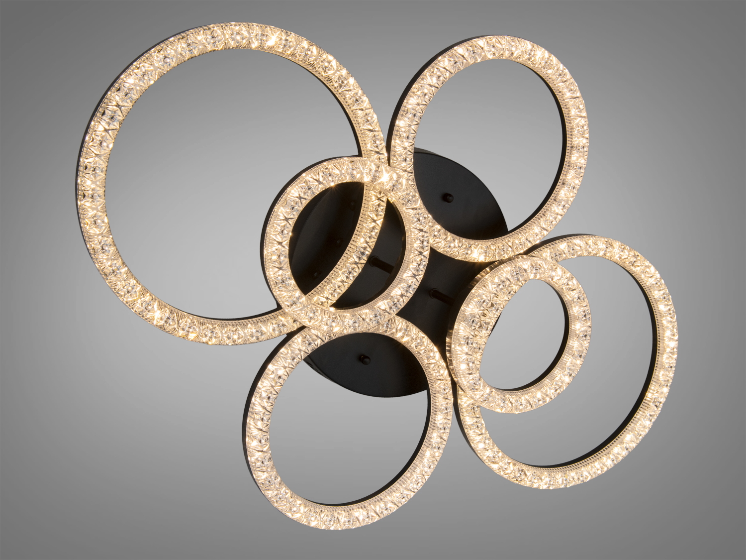 Стельовий світильник з кристалічними кільцями, що створюють м’яке освітлення. Підходить для сучасного дизайну.