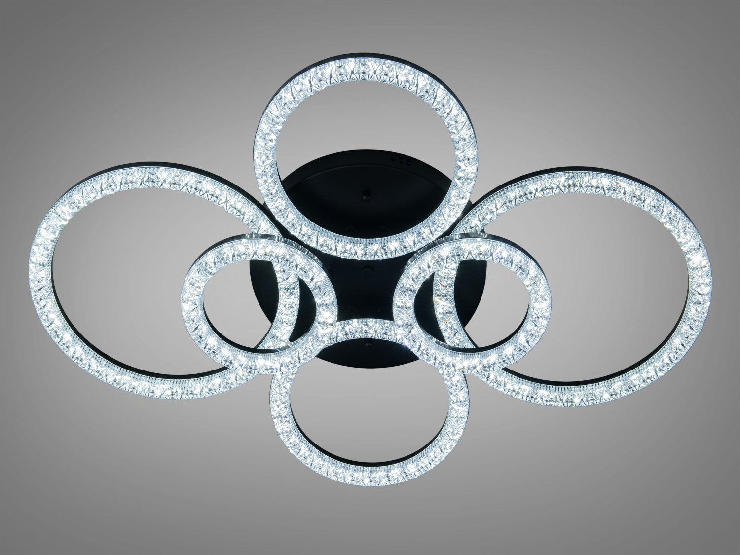 Сучасний світильник з кільцями, прикрашеними кристалами, з холодним білим світлом. Підходить для стельового монтажу.