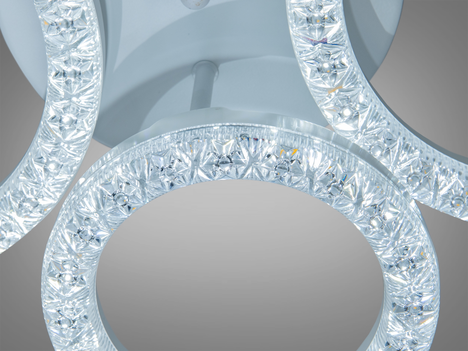 Детальний вигляд кришталевих вставок на кільцях світильника. Високоякісні матеріали забезпечують довговічність.