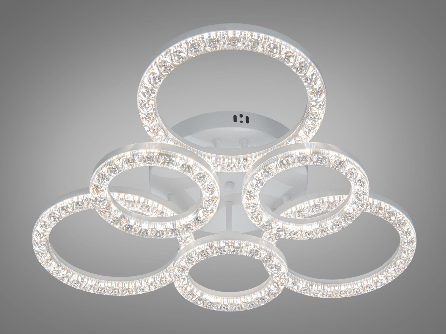 Світильник з кільцями, що випромінюють нейтральне біле світло, оснащений кріпленням для стелі, підходить для вітальні.