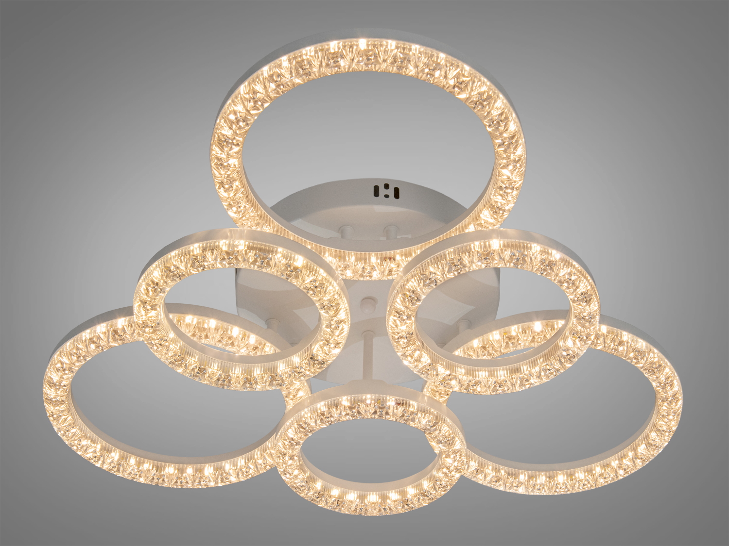 Світильник з кільцями, що випромінюють тепле біле світло, ідеальний для затишних просторів, матеріал — метал.