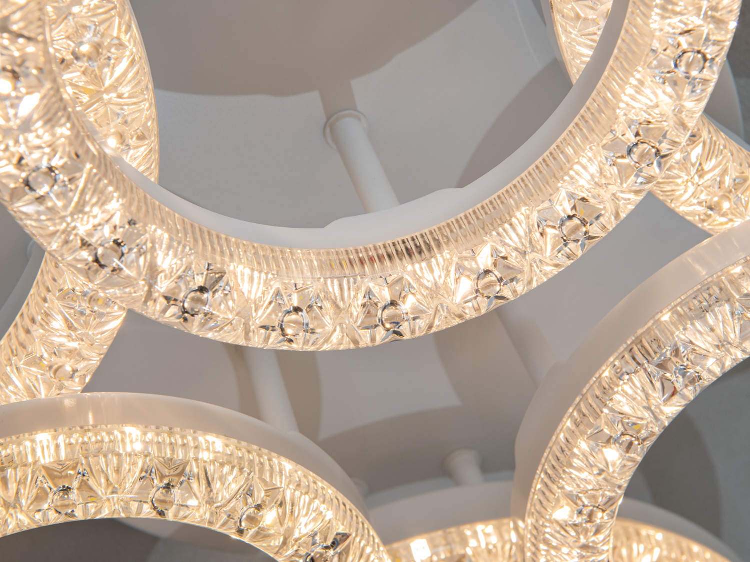 Потолкова LED люстра кільця Diasha біла 113Вт сучасна підвісна з кристалічним ефектом