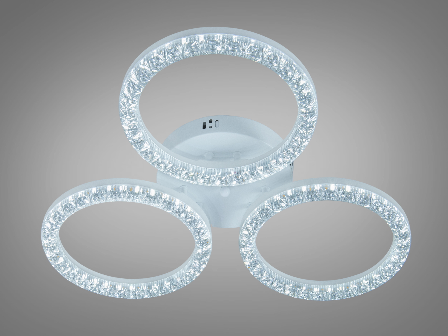 Три кільця світильника з нейтральним білим світлом. Підходить для офісних приміщень.