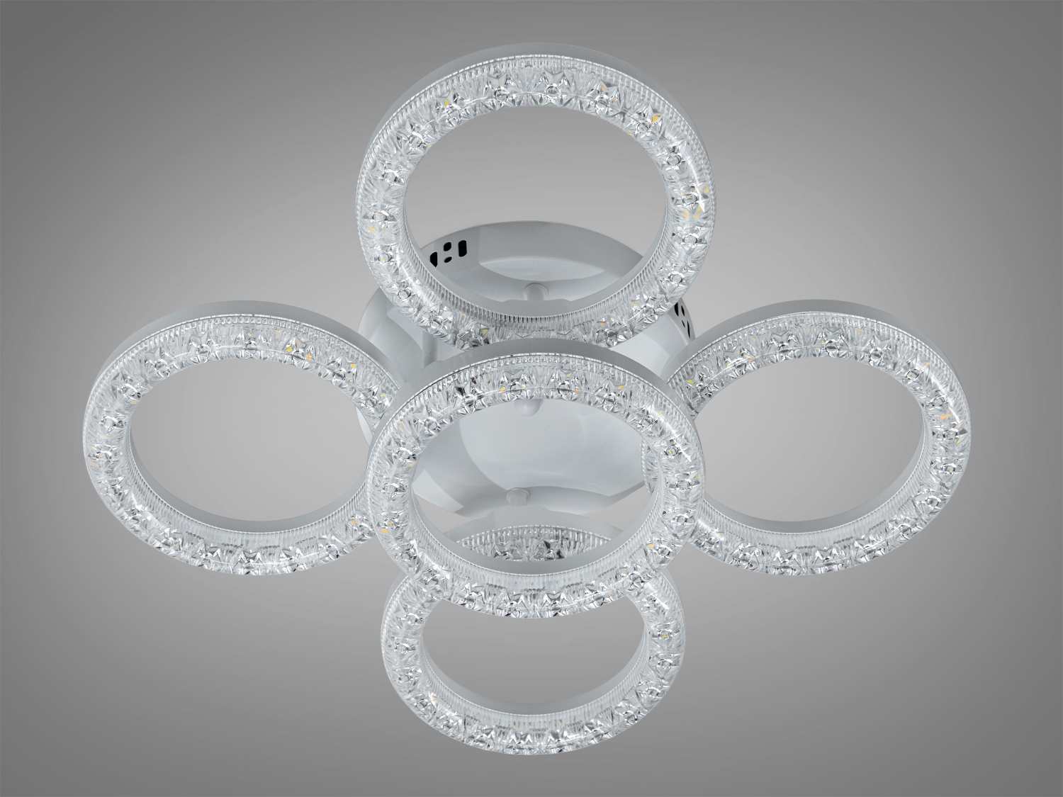 Підвісний світильник з п’ятьма кришталевими кільцями, що забезпечує яскраве освітлення для великих приміщень.