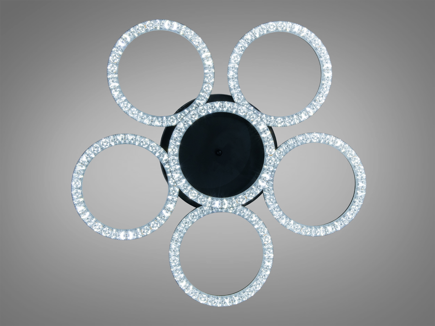 Шість кільцевих світильників на чорній основі, схожі на кристали, з холодним білим світлом. Підходять для сучасного інтер’єру.