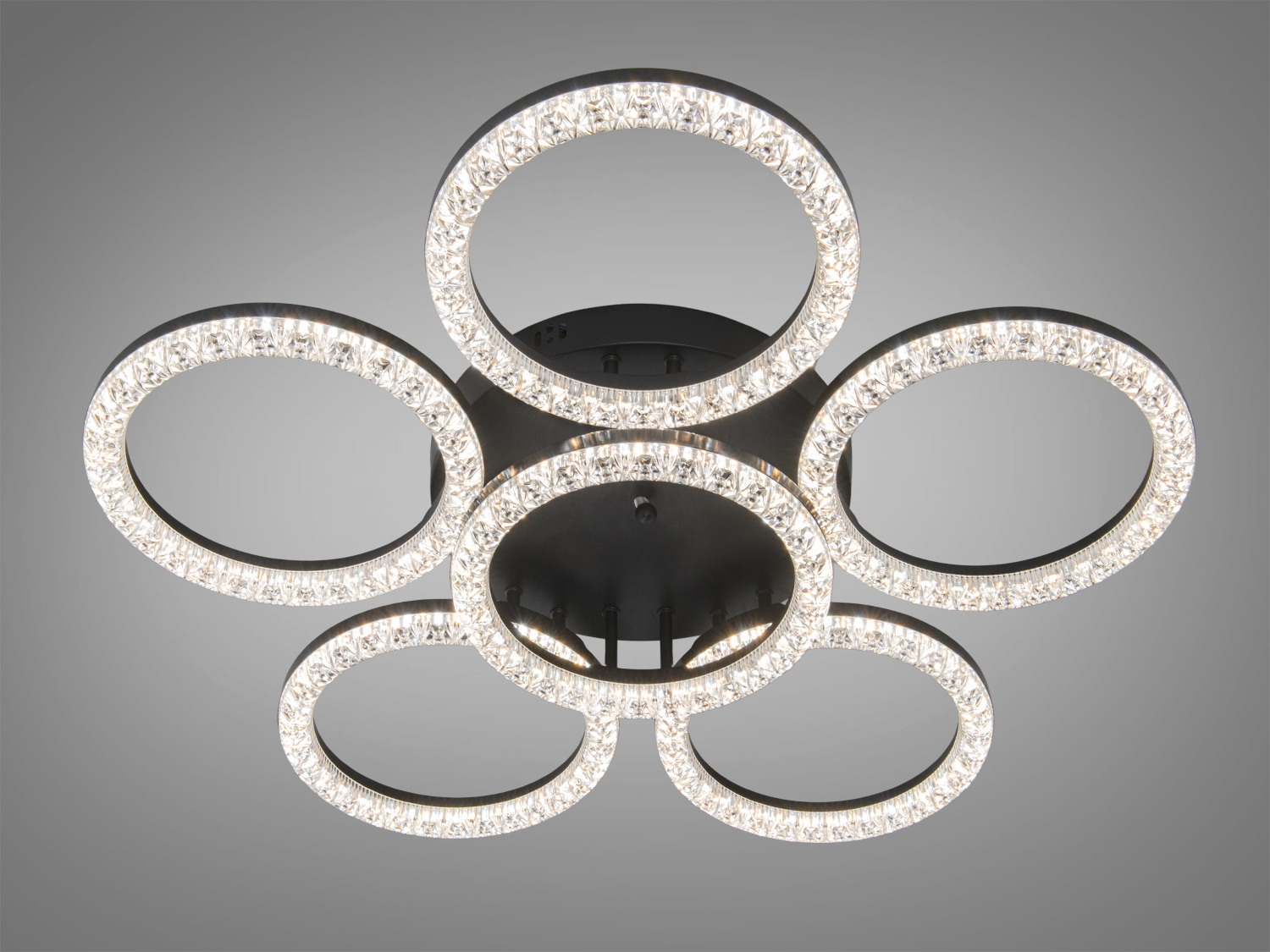 Світильник з шістьма кільцями, що імітують кристали, на чорній основі. Монтується на стелю, підходить для сучасного інтер’єру.