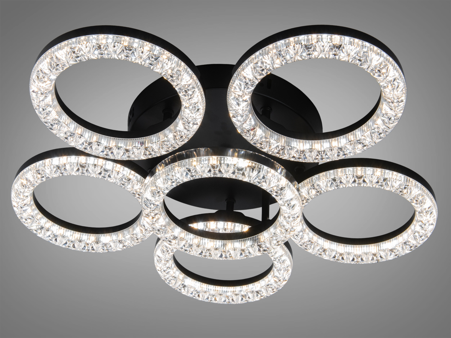 Стельова люстра з шістьма світлодіодними кільцями, розташованими у формі квітки, з кришталевими вставками.