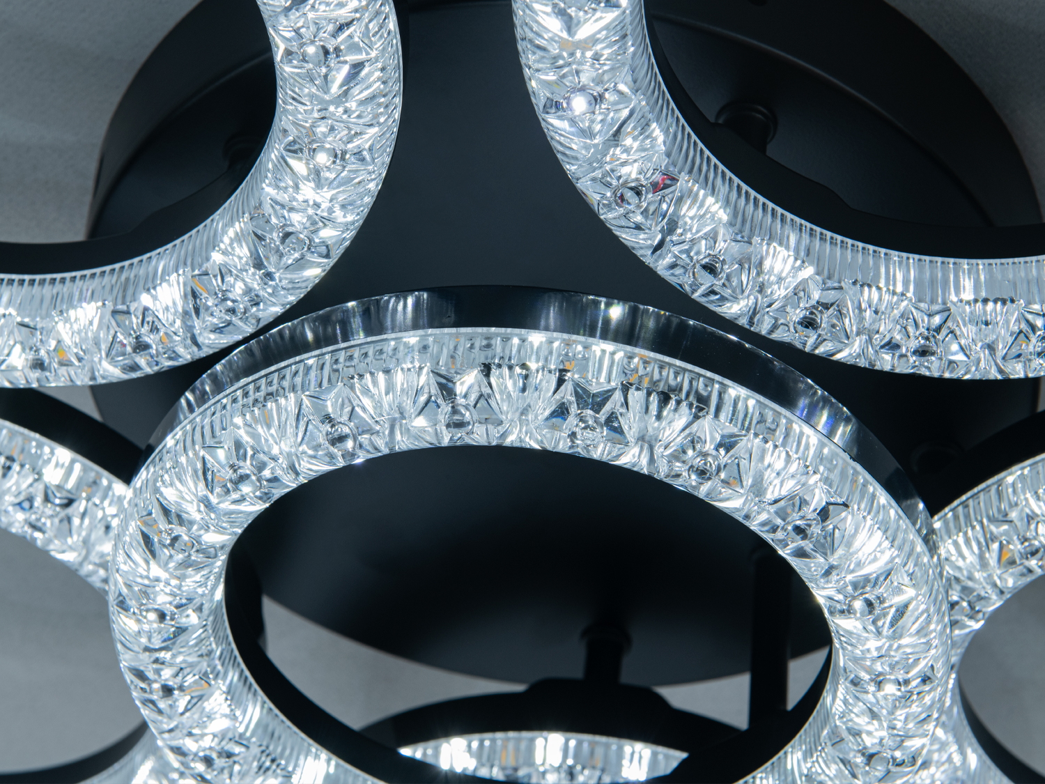 Люстра кільця LED чорна 6 світлодіодних кілець з кришталевими вставками