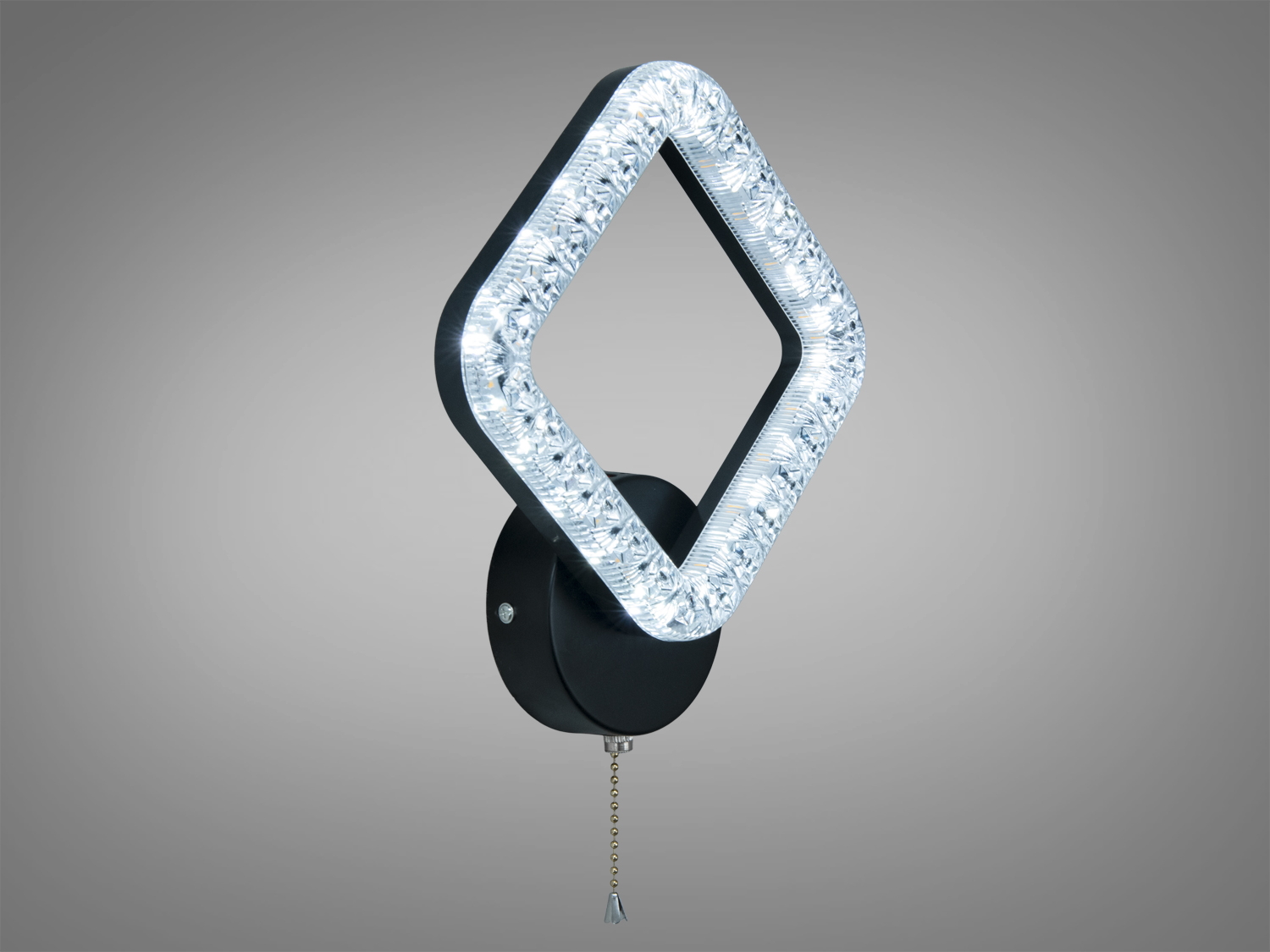 Світильник настінний з ромбоподібною формою, має кристалічний декор. Ідеально підходить для сучасних інтер′єрів. Ланцюжок для легкого ввімкнення.