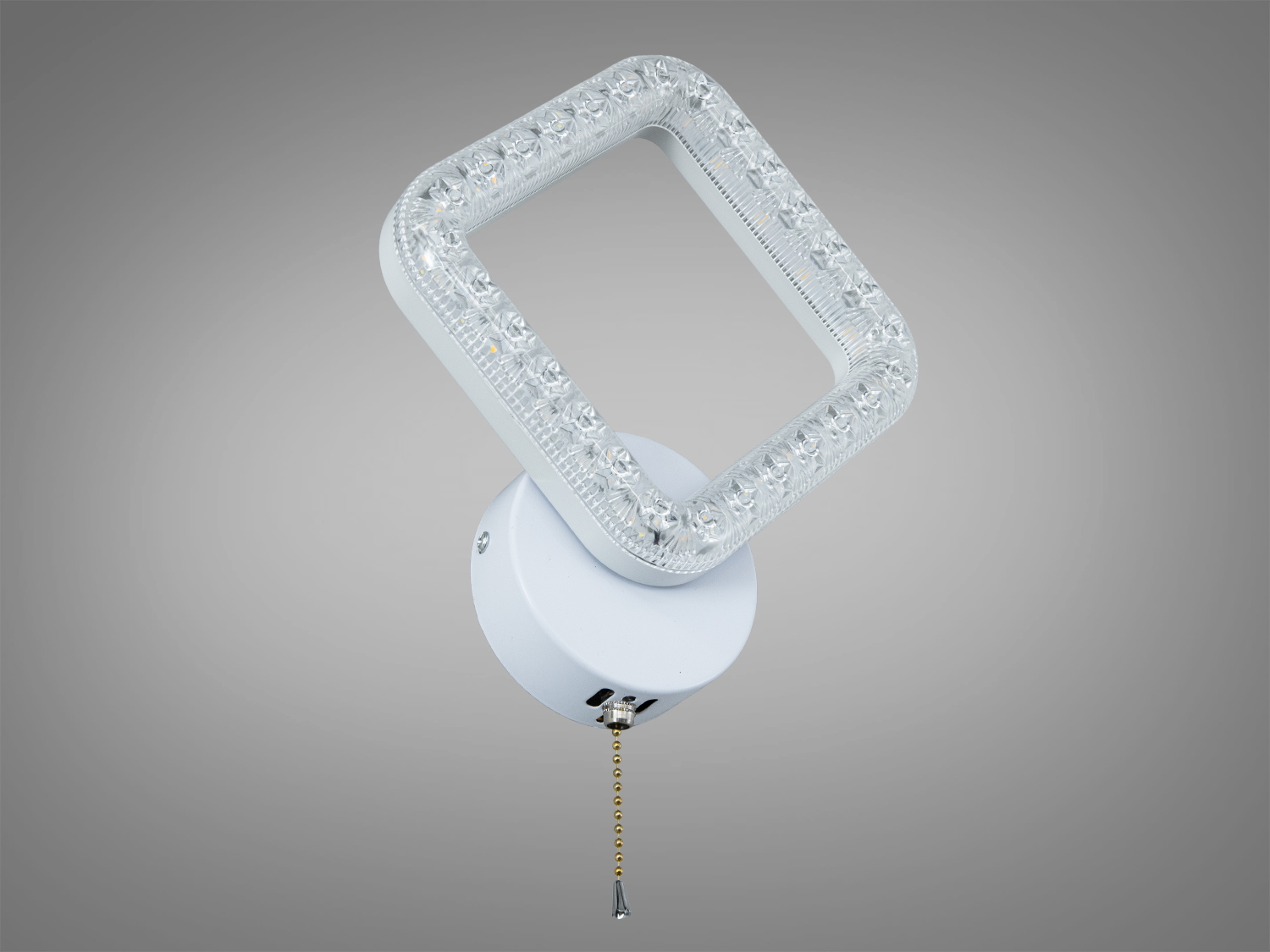 Світлодіодний світильник квадратної форми, виконаний у мінімалістичному стилі. Має зручний ланцюжок для вмикання.