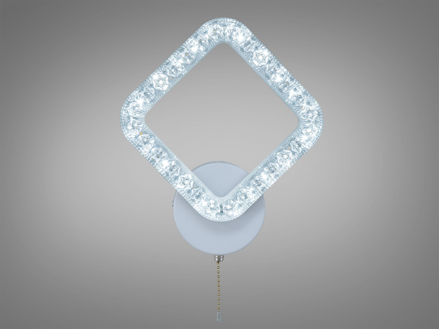 Настінний світильник з холодним світлом, квадратна форма. Ідеальний для освітлення робочих зон. Вмикається ланцюжком.