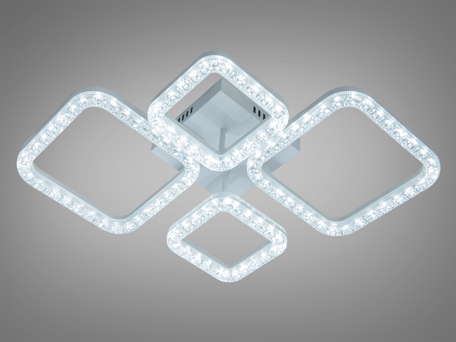 Стельовий світильник з чотирма квадратними рамками, розташованими під кутом, для сучасних просторів.