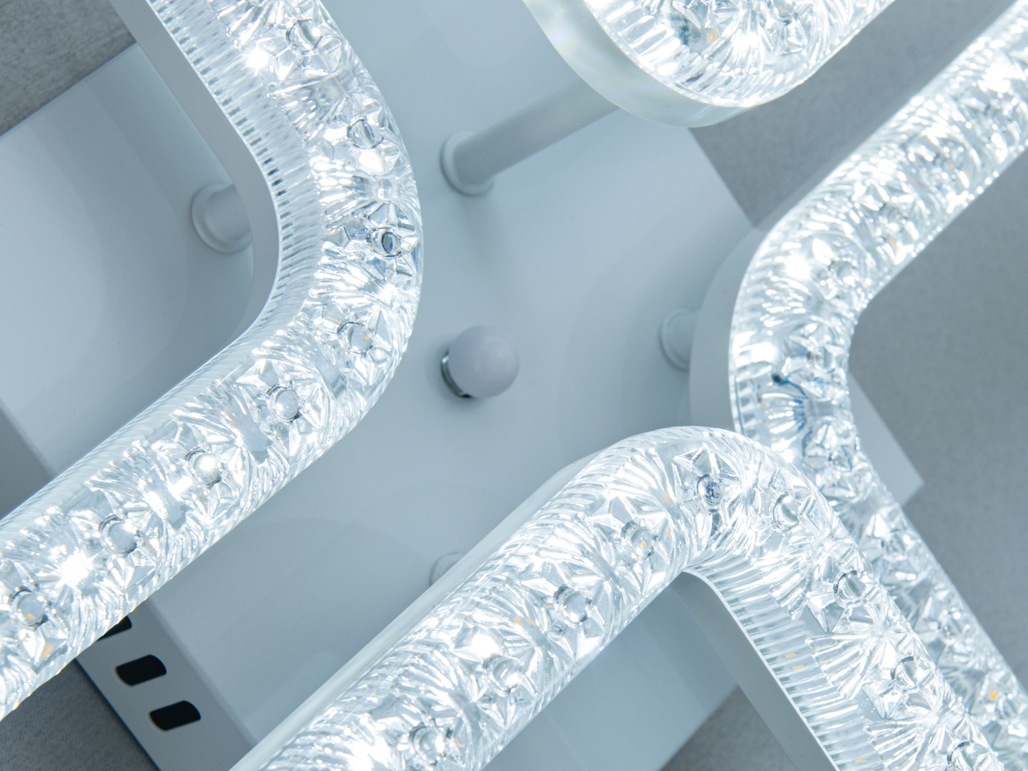 Сучасна LED люстра біла 70 Вт квадрати з кристалами для низьких стель