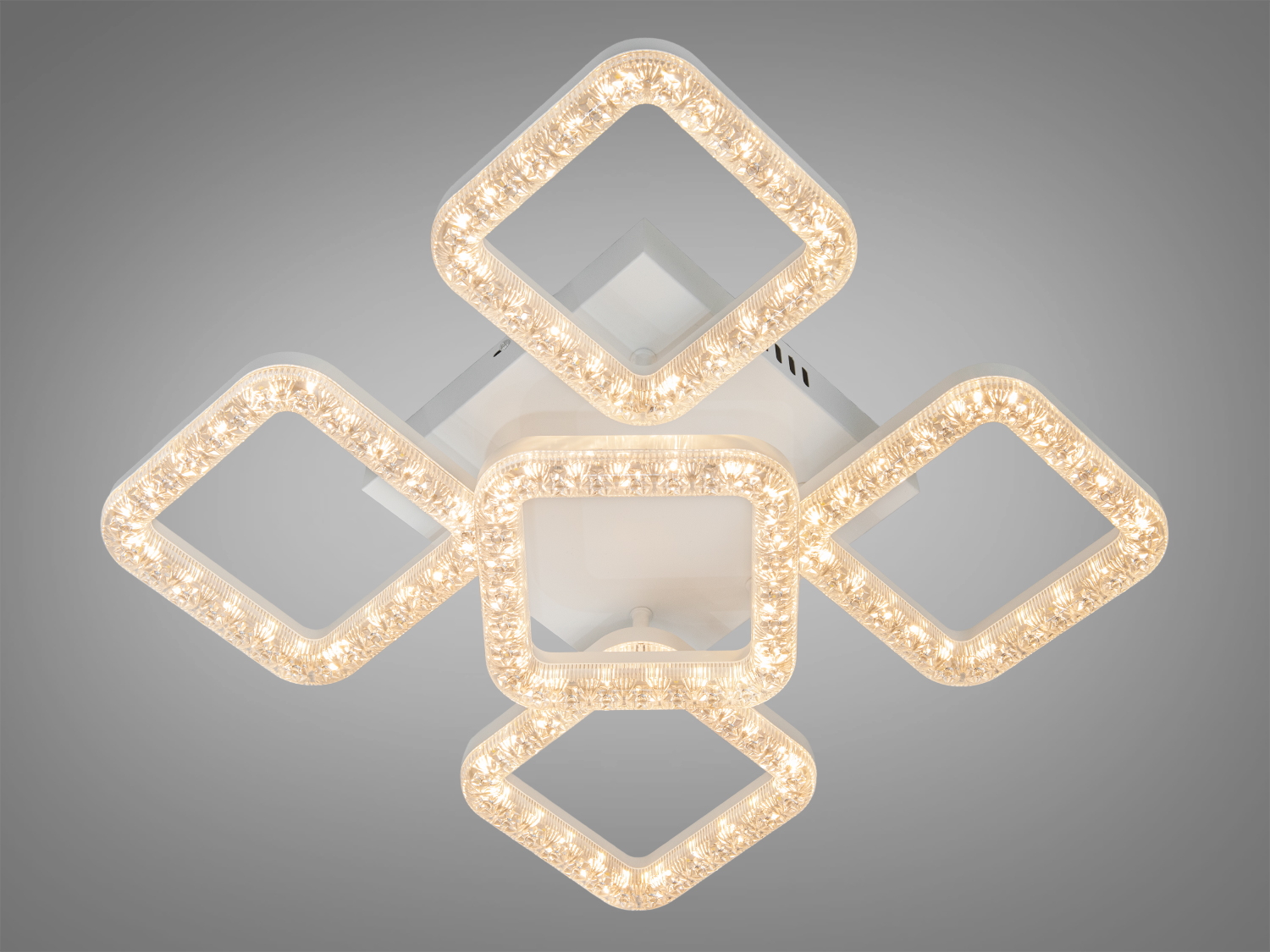 Плафон з теплим світлом у формі ромба, ідеальний для житлових приміщень.