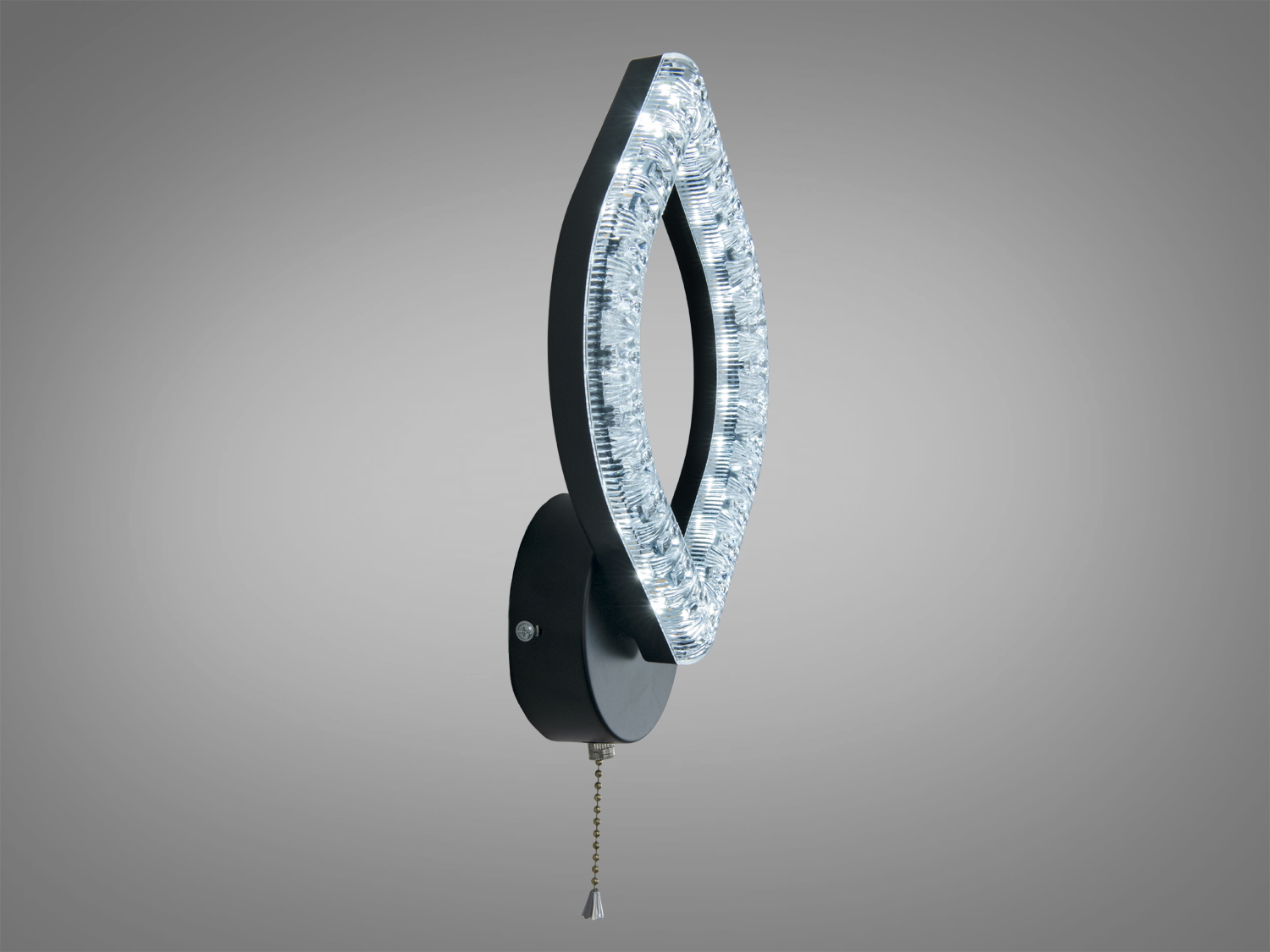 Бічний вигляд настінного світильника з кришталевим обрамленням, чорна основа, підвісний ланцюжок для керування.