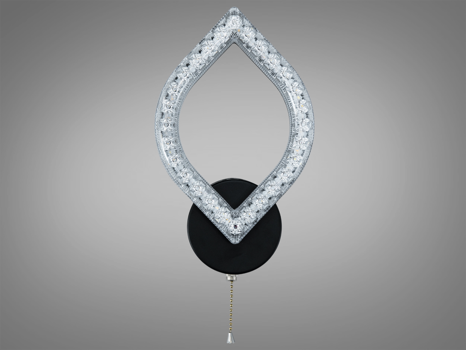 Настінний світильник з чорним круглим кріпленням, кришталевий обід, підвісний ланцюжок для зручного увімкнення.