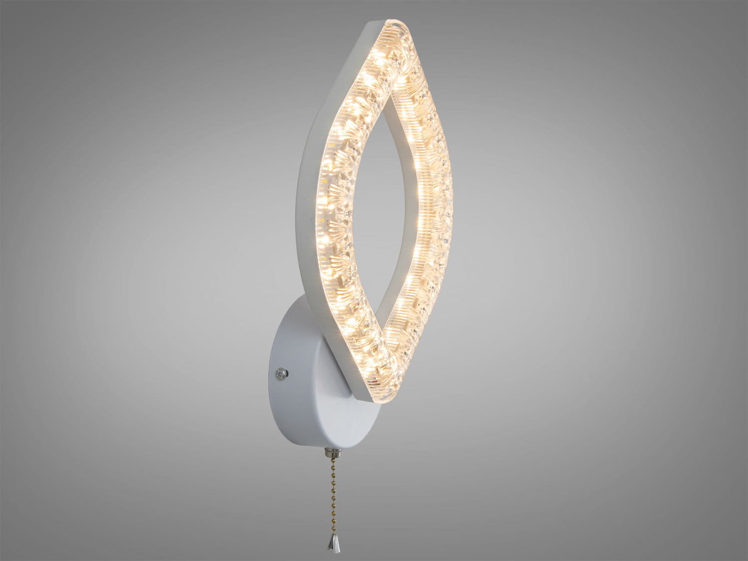 Світильник настінний з LED-підсвіткою у формі витягнутого ромба. Виготовлений з металу, легко монтується на стіну. Ідеальний для спальні.