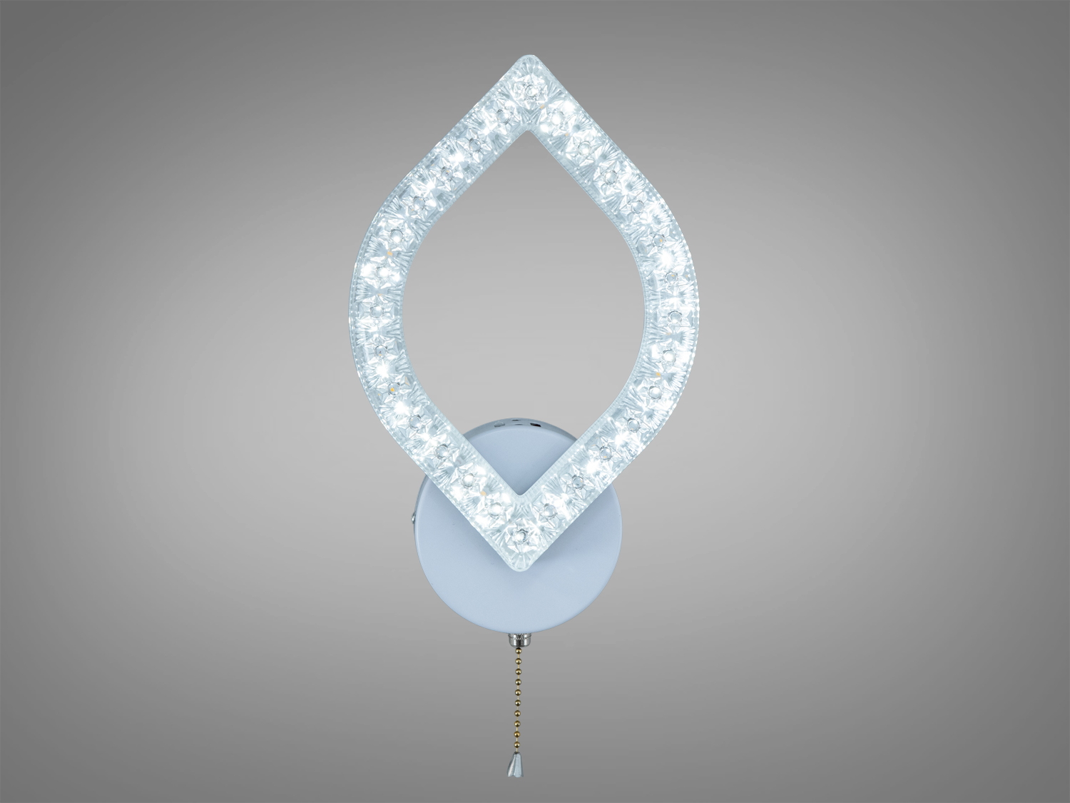 Настінний світильник з білим корпусом та кристалічним декором. Має форму краплі, підходить для коридорів. Вмикається за допомогою ланцюжка.