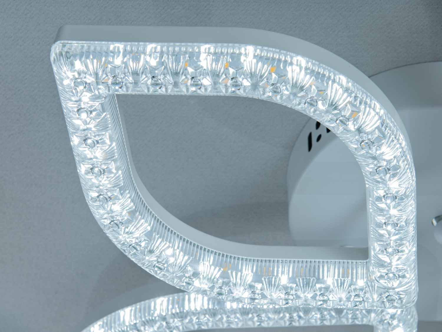 Потолочна люстра Diasha MX4773-2+2WH-BP-LS білий світлодіодна акрилова сучасна