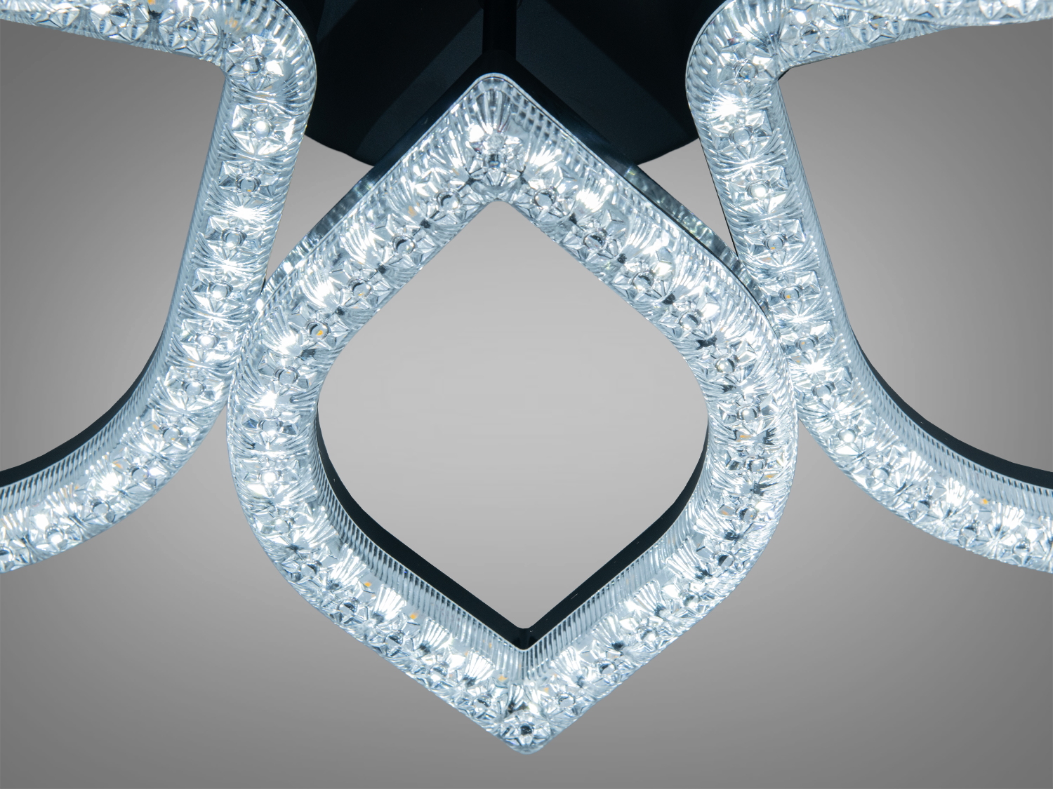 Підвісна світлодіодна люстра у формі квітки з кристалами чорна 105 Вт