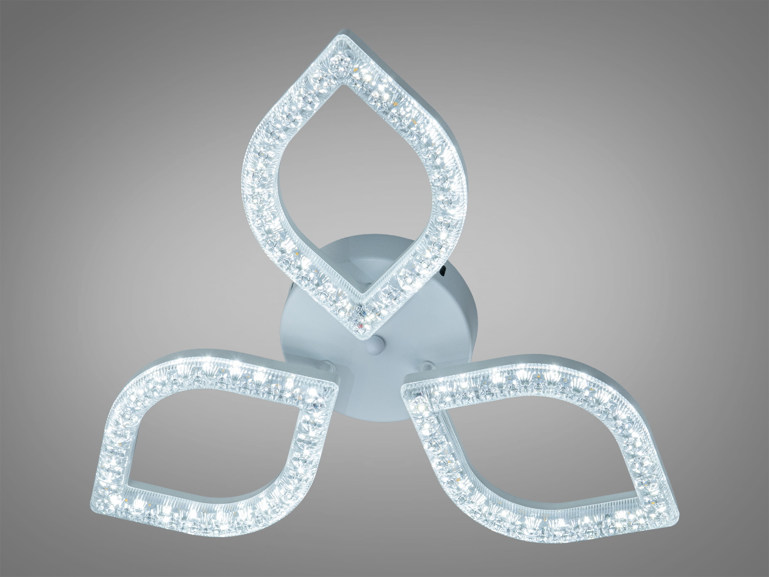 LED світильник з трьома листоподібними елементами, що випромінюють яскраве біле світло. Підходить для стельового монтажу в сучасних приміщеннях.