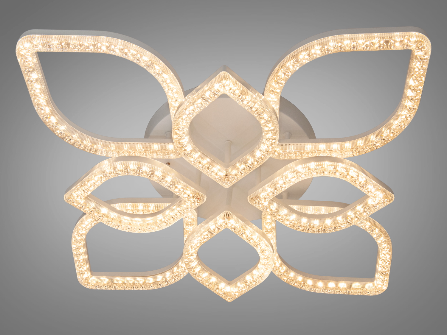 Потолочний світильник з теплим світлом у формі пелюсток. Підходить для затишних домашніх інтер′єрів, особливо віталень.