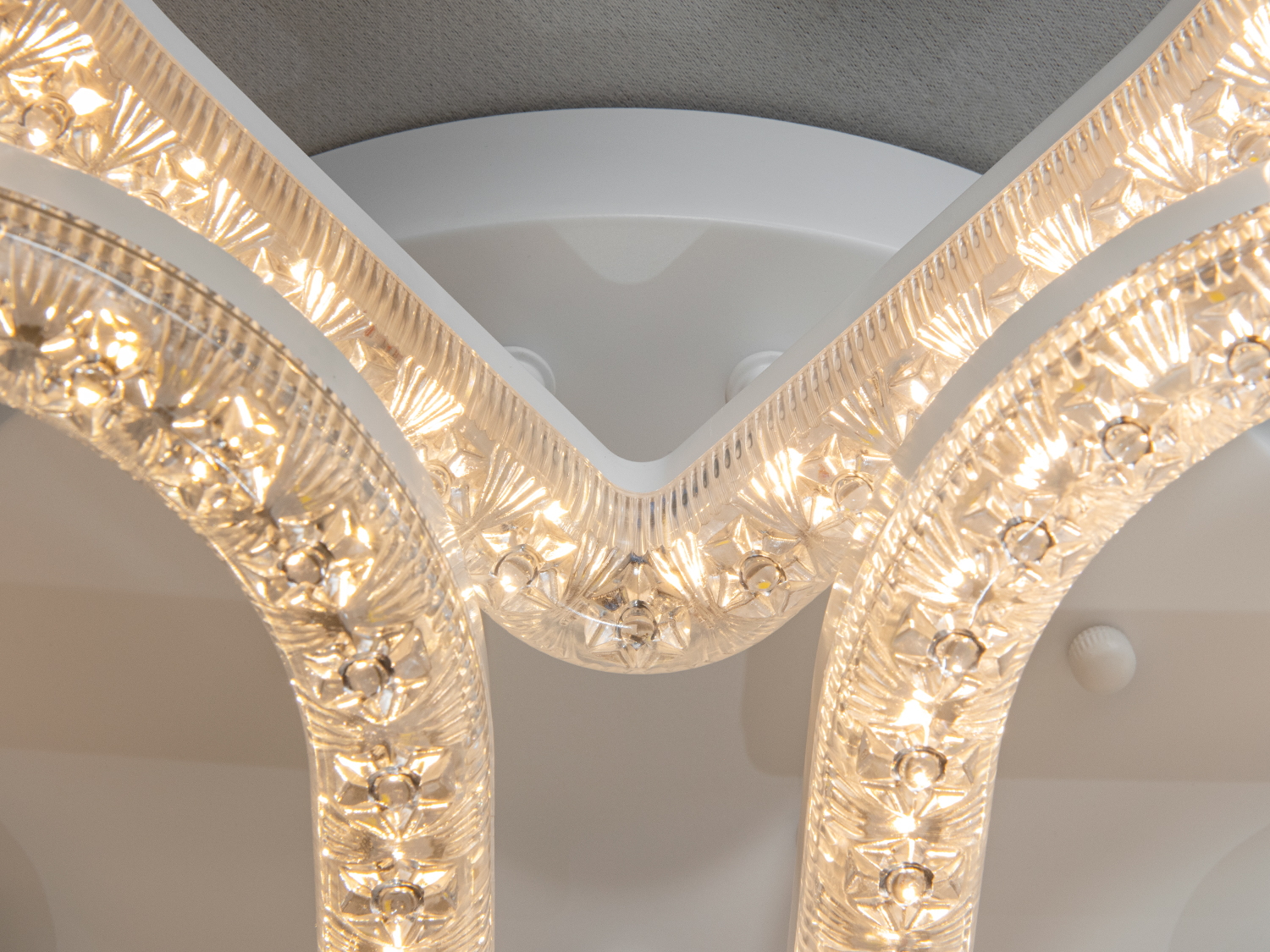 Потолочний світильник у формі квітки з LED світлодіодами білий сучасний дизайн