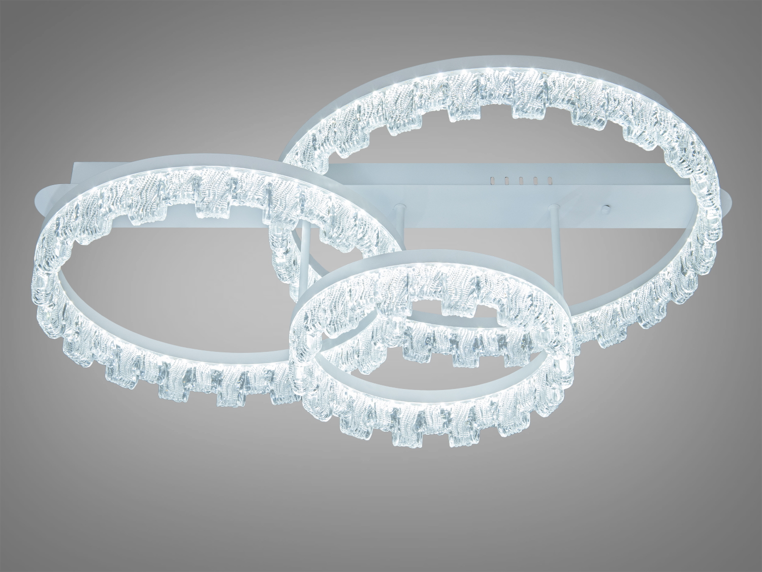 Світлодіодна люстра з трьома кільцями, що випромінює холодне біле світло. Підходить для стельового монтажу в сучасних приміщеннях.